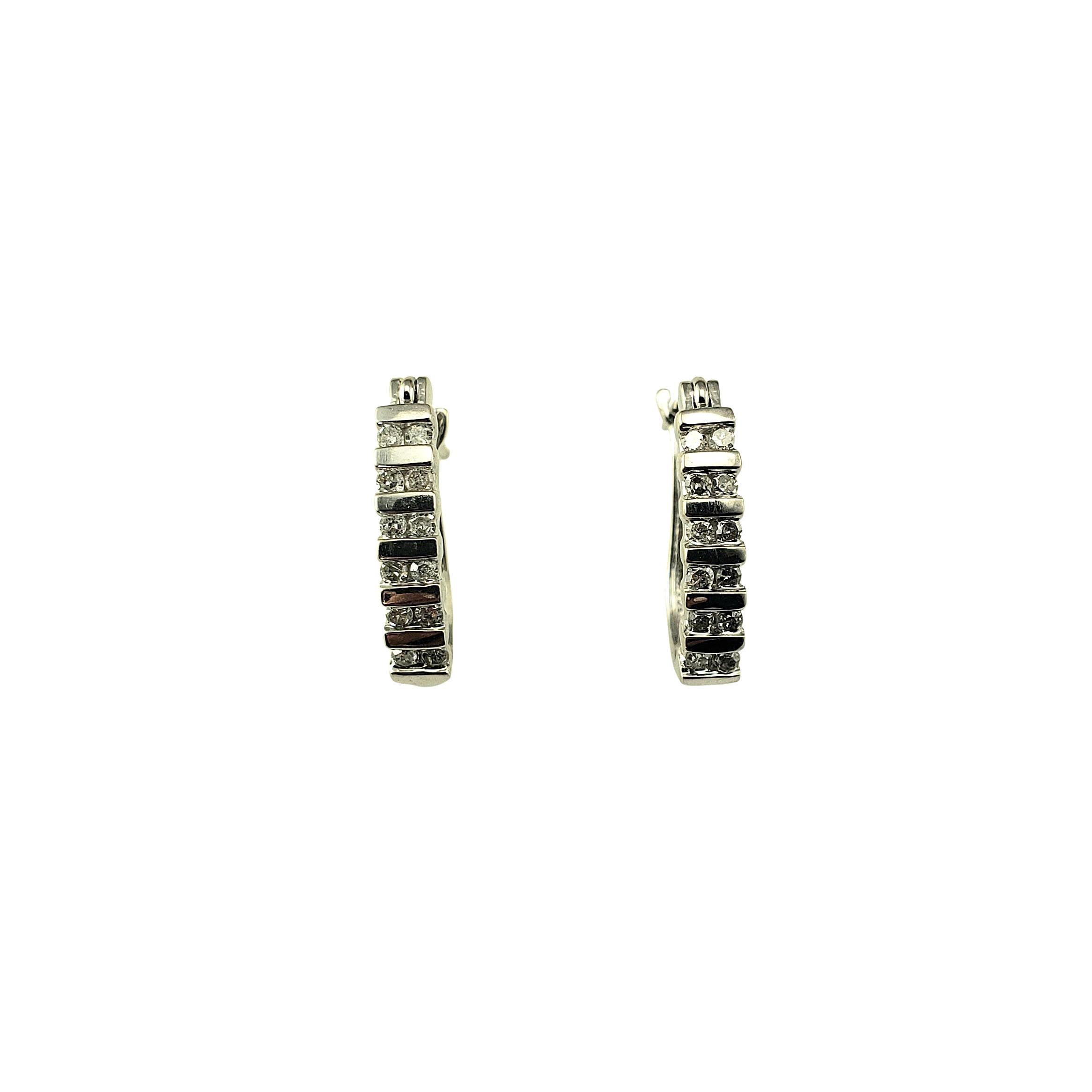 Orecchini a cerchio Huggie in oro bianco 14K e diamanti #22539 in vendita