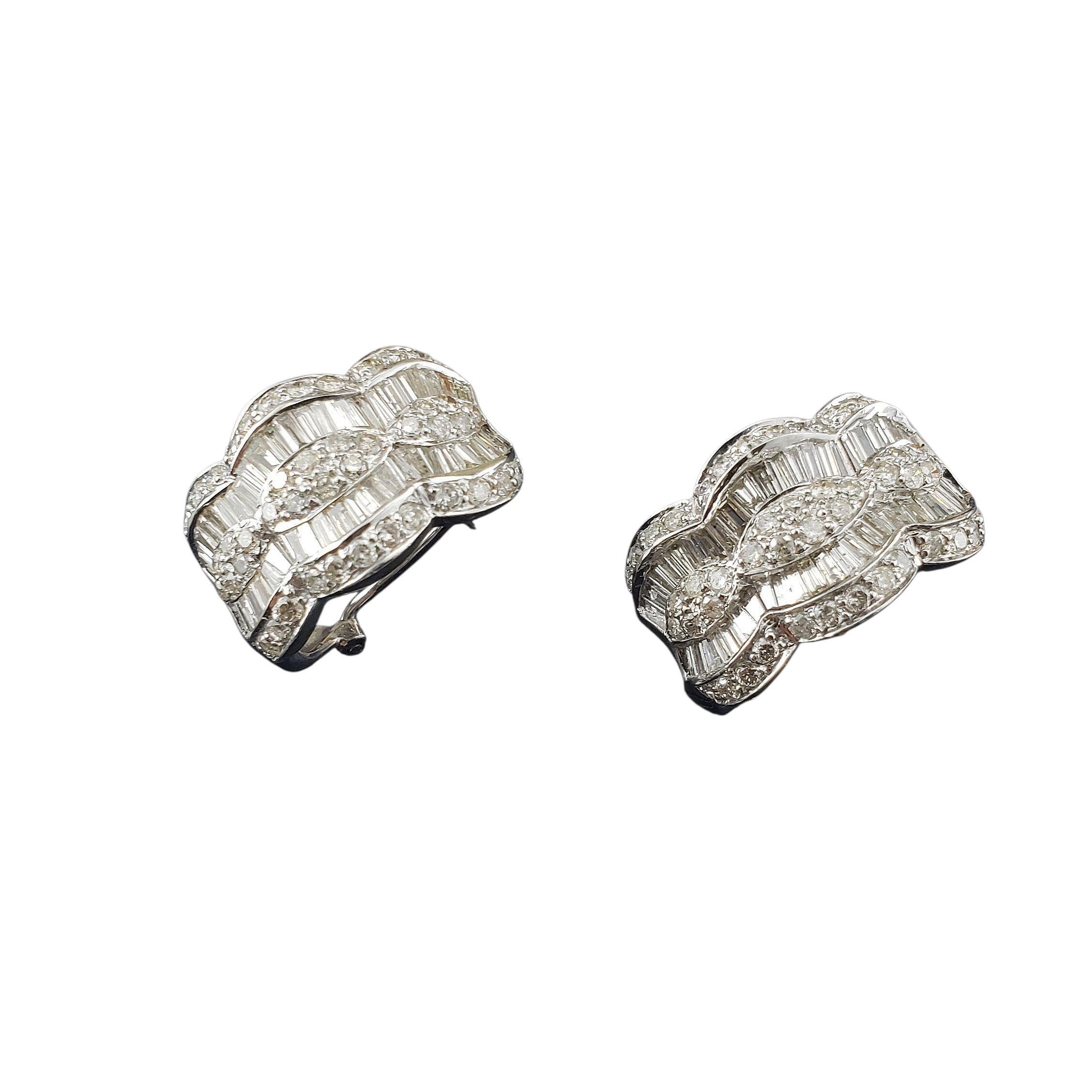 Boucles d'oreilles en or blanc 14K et diamants J Hoop Omega Back JAGi Certified-

Ces superbes boucles d'oreilles en J présentent un bord festonné et sont chacune ornées de 46 diamants ronds de taille brillant sertis dans de l'or blanc 14 carats