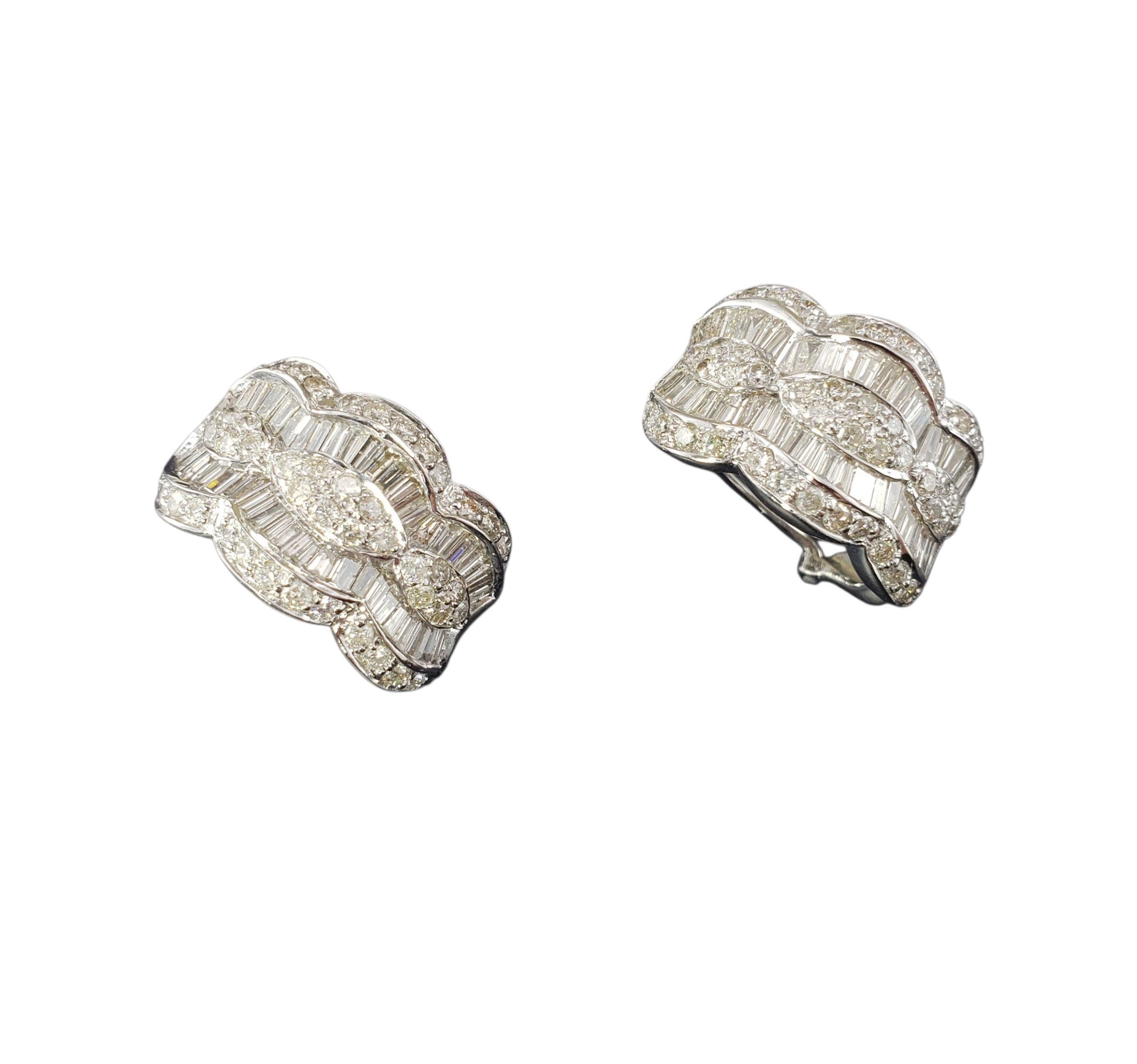Contemporain Boucles d'oreilles en or blanc 14K et diamant J Hoop Omega Back #23326 en vente
