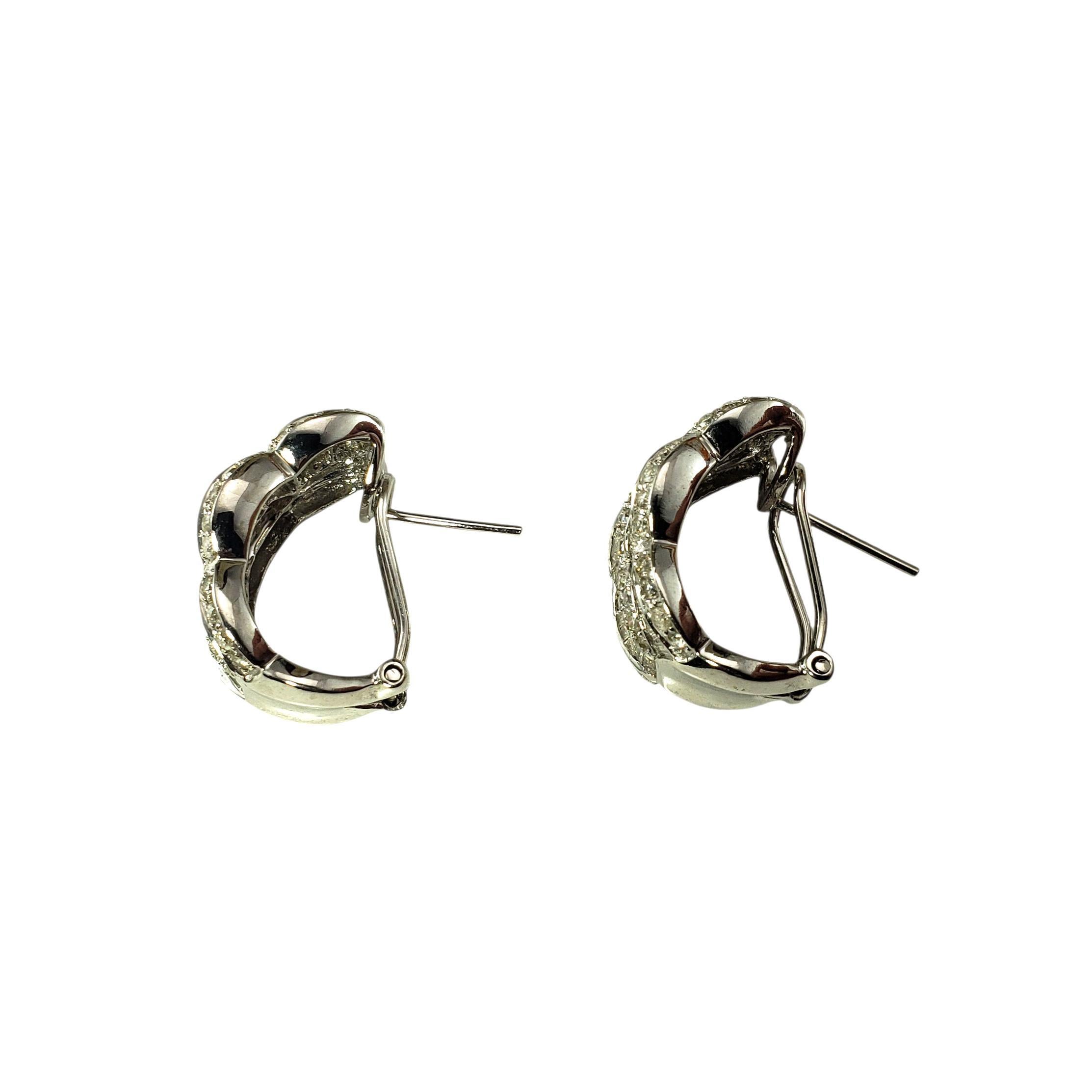 Taille brillant Boucles d'oreilles en or blanc 14K et diamant J Hoop Omega Back #23326 en vente