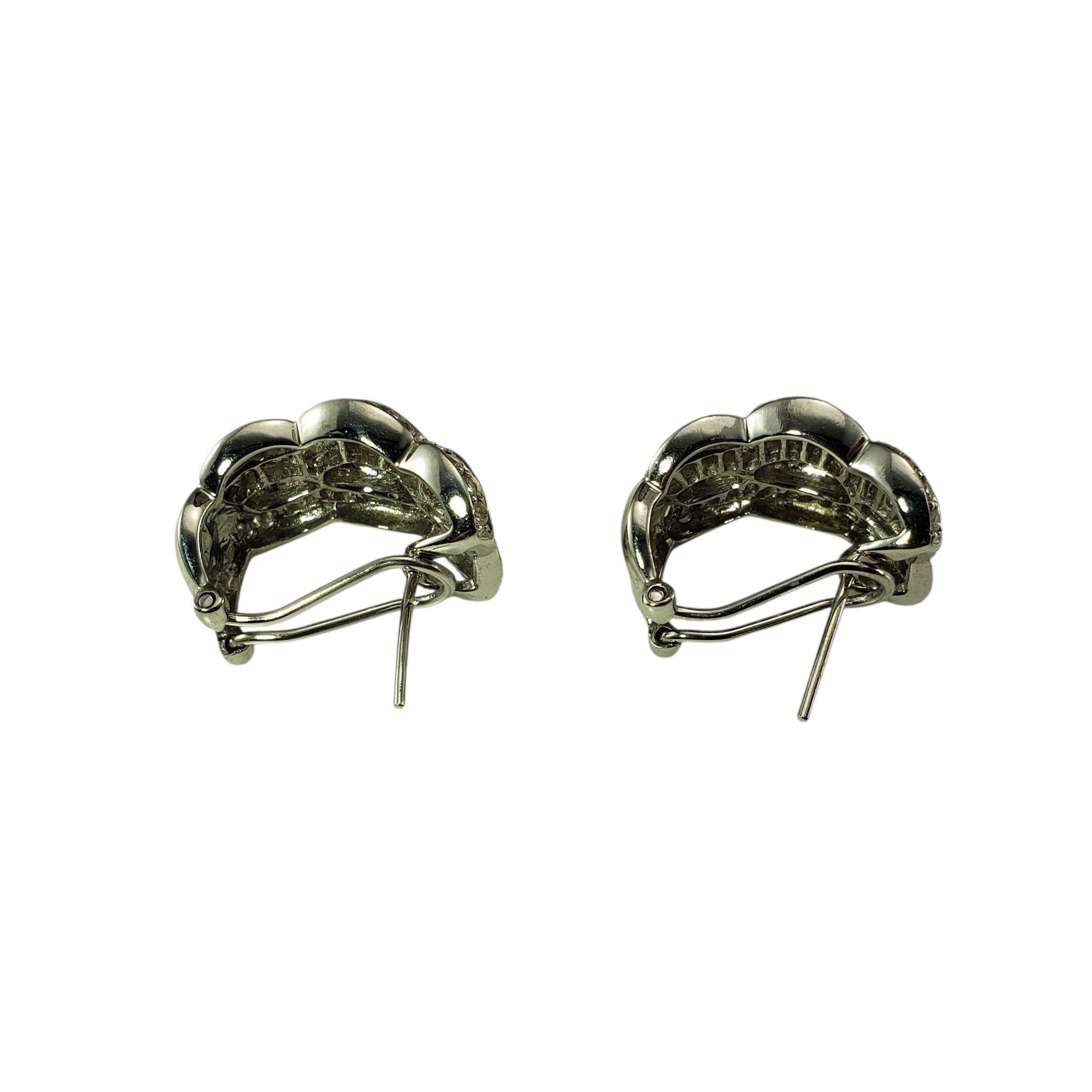 Boucles d'oreilles en or blanc 14K et diamant J Hoop Omega Back #23326 Bon état - En vente à Washington Depot, CT