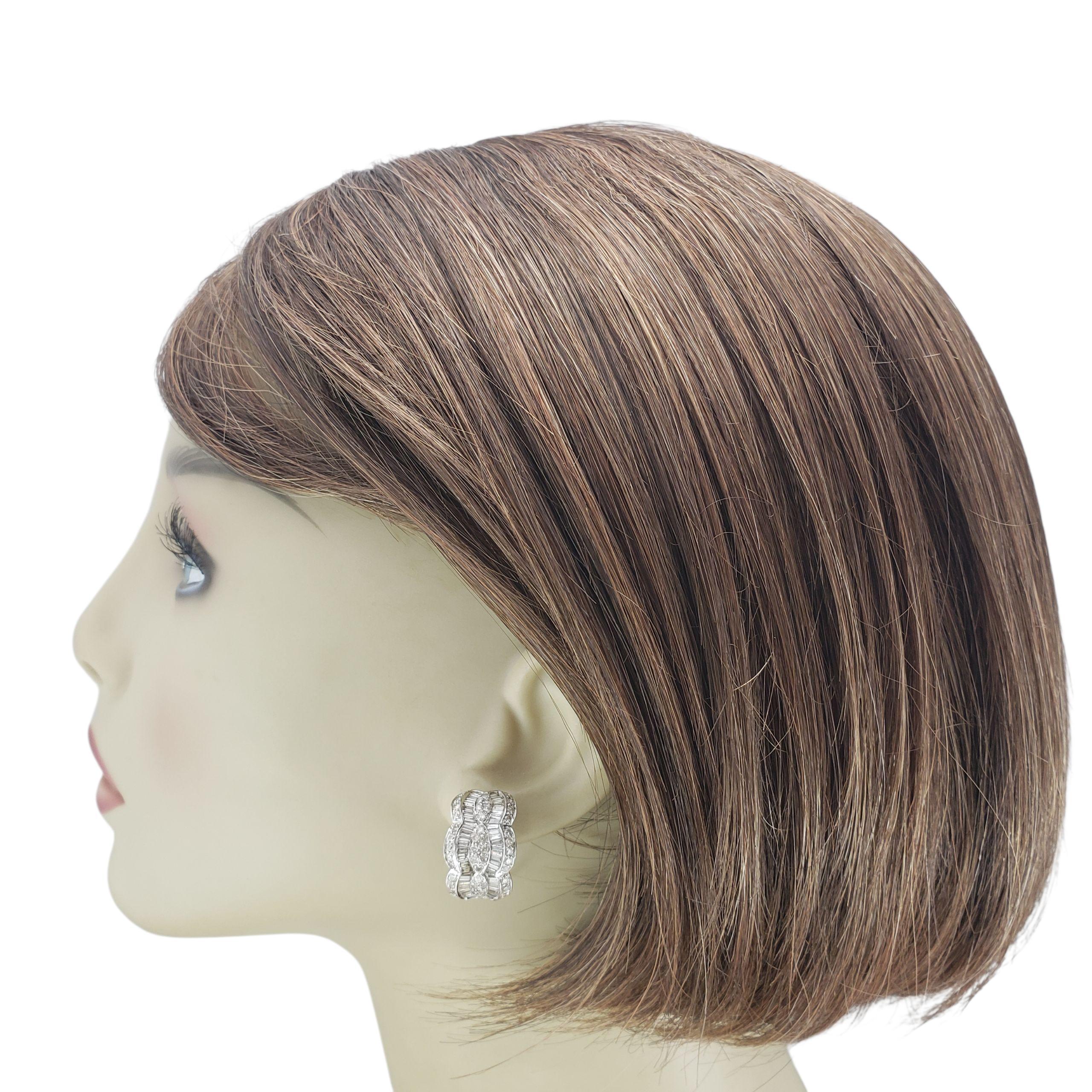 Boucles d'oreilles en or blanc 14K et diamant J Hoop Omega Back #23326 en vente 1