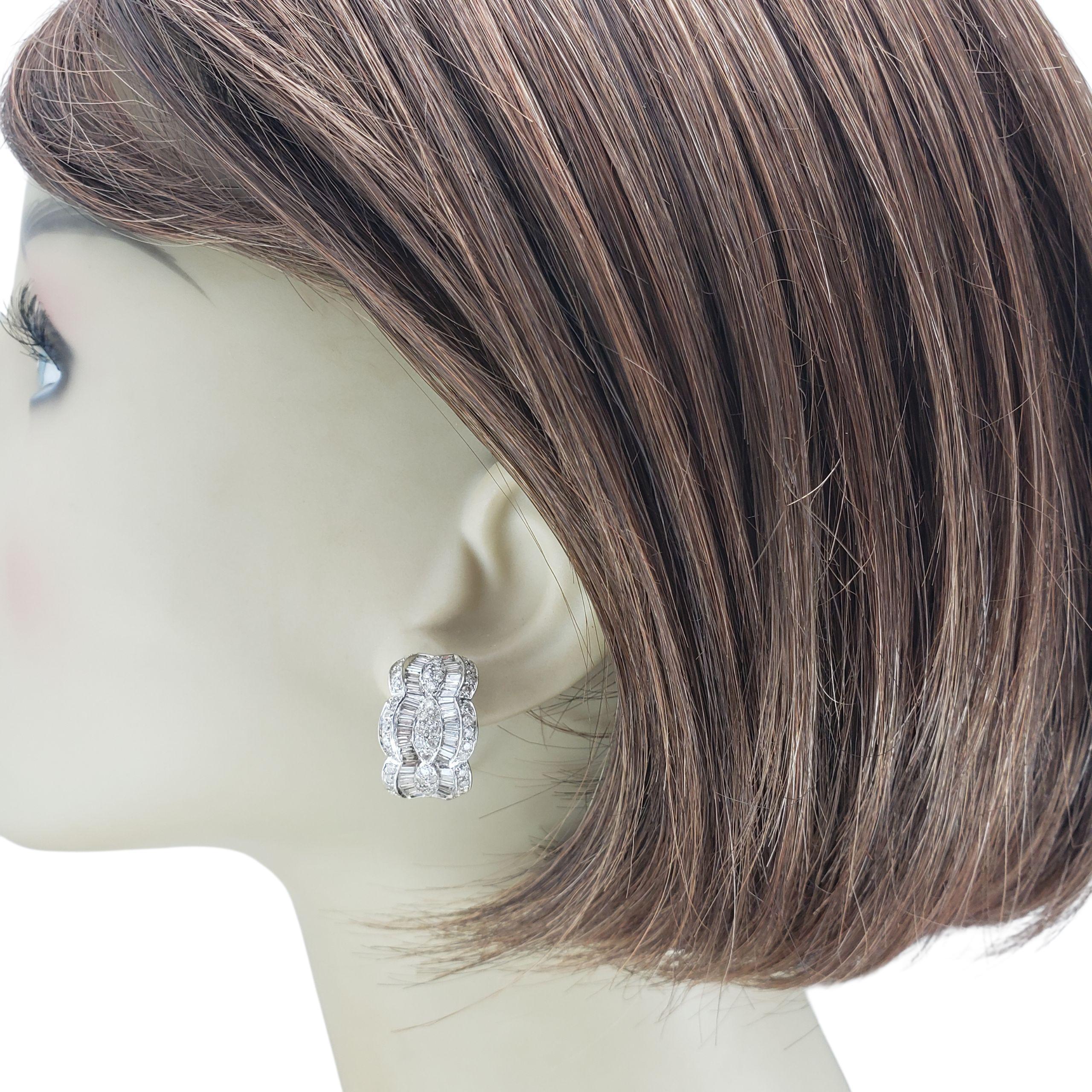 Boucles d'oreilles en or blanc 14K et diamant J Hoop Omega Back #23326 en vente 2
