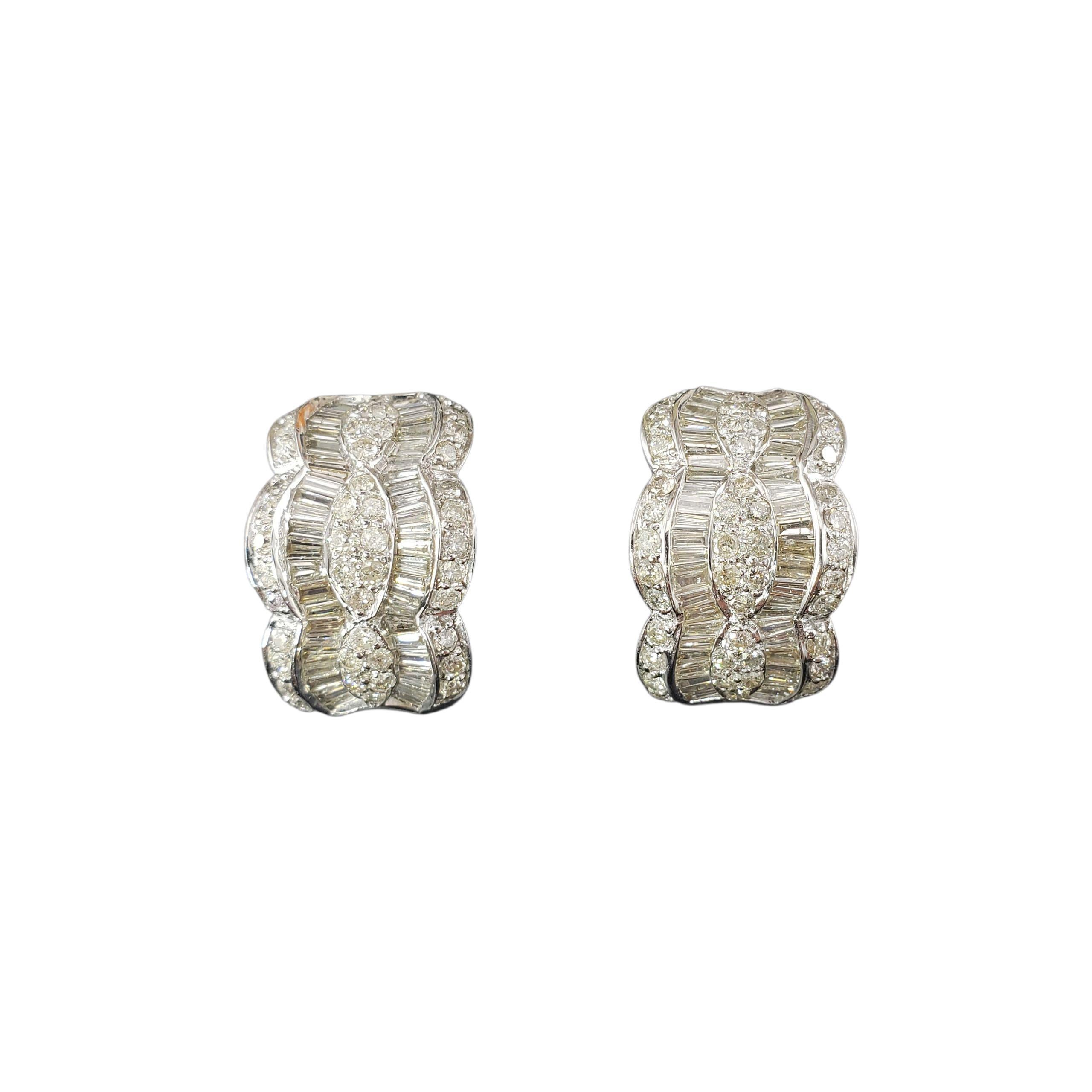 Boucles d'oreilles en or blanc 14K et diamant J Hoop Omega Back #23326 en vente