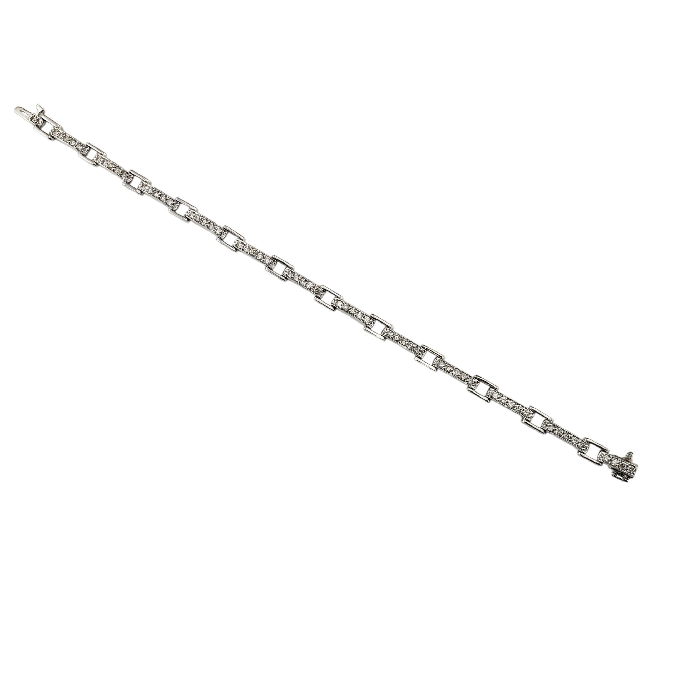 Bracciale A Link in oro bianco 14K e diamanti.

Questo scintillante bracciale a maglie presenta 60 diamanti rotondi taglio brillante incastonati nel classico oro bianco 14K. Abbastanza versatile da poter essere indossato sia tutti i giorni che nelle