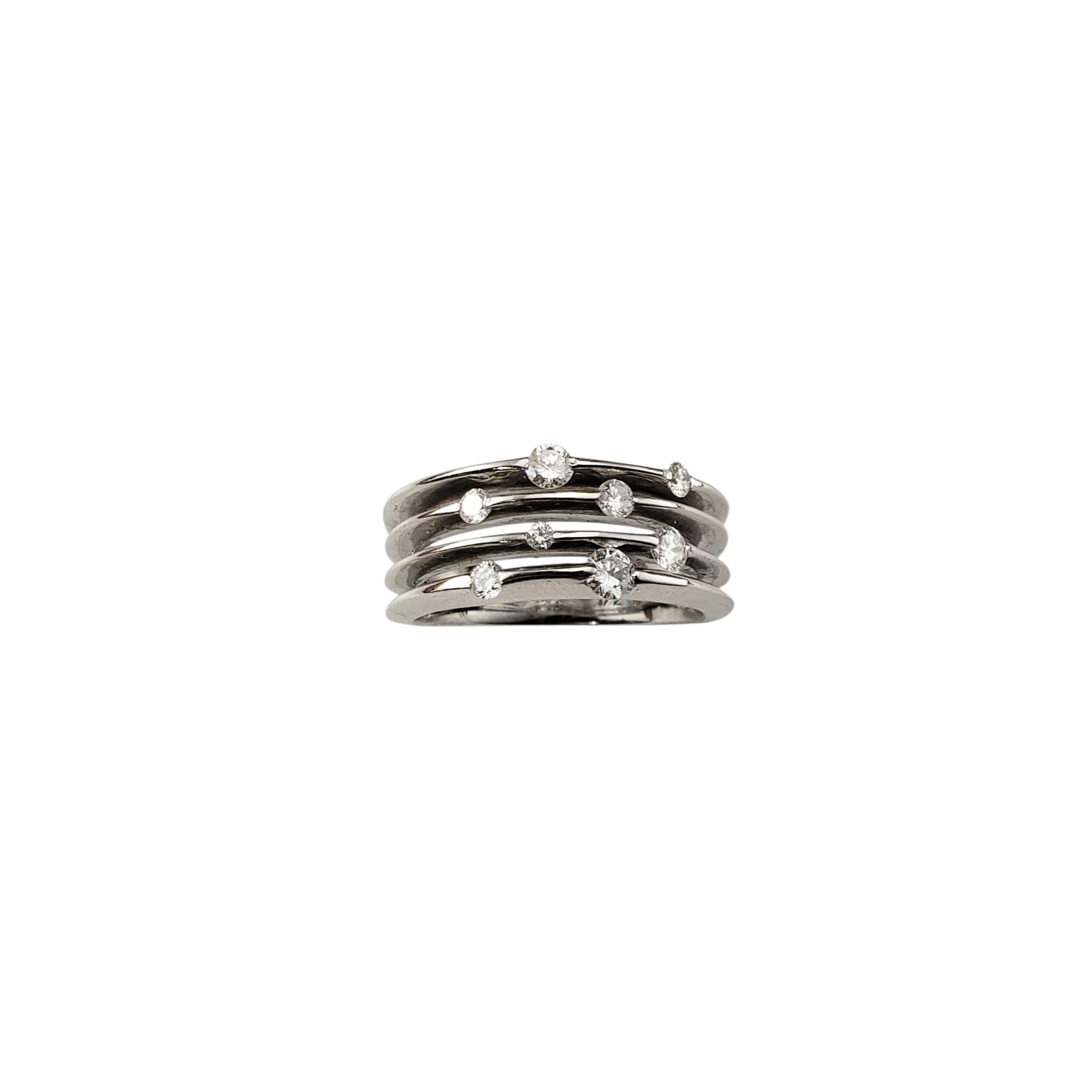 Anillo Multibanda Oro Blanco y Diamantes 14K Talla 7

Este anillo contemporáneo está elaborado en oro blanco de 14 quilates y presenta un elegante diseño de varias bandas fusionadas en una pieza llamativa. La banda está acentuada con 8