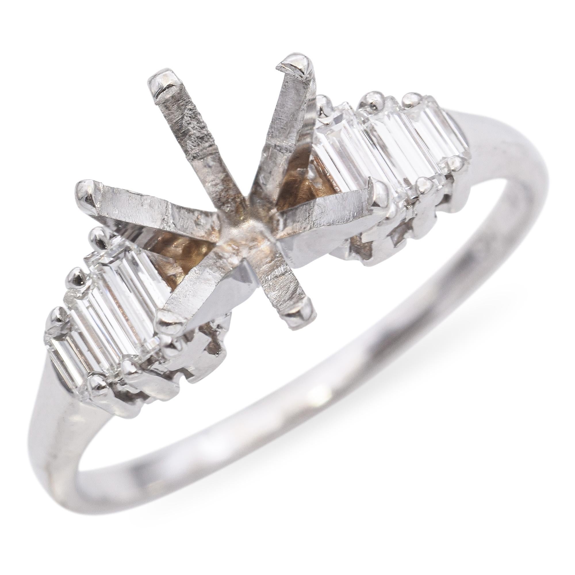 Este anillo de compromiso está elaborado en oro blanco de 14 quilates. Presenta un engaste diseñado para un diamante blanco primario, flanqueado por diamantes talla baguette.

Peso: 2.2 gramos
Abertura semimontura: 7,75 mm
Stone: Diamante
Medidas:24