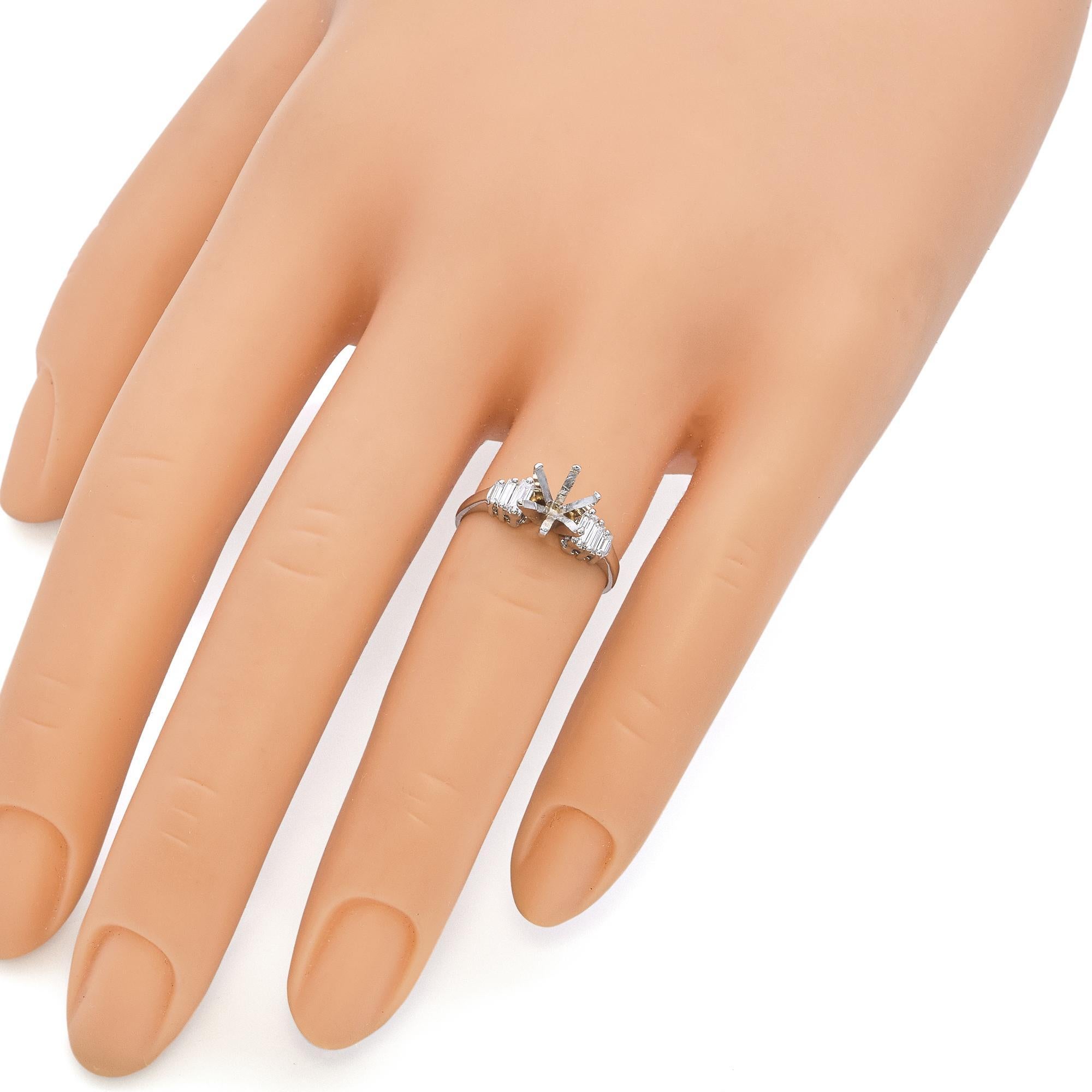 Anillo de compromiso de oro blanco de 14k y diamantes semimontados Corte baguette en venta