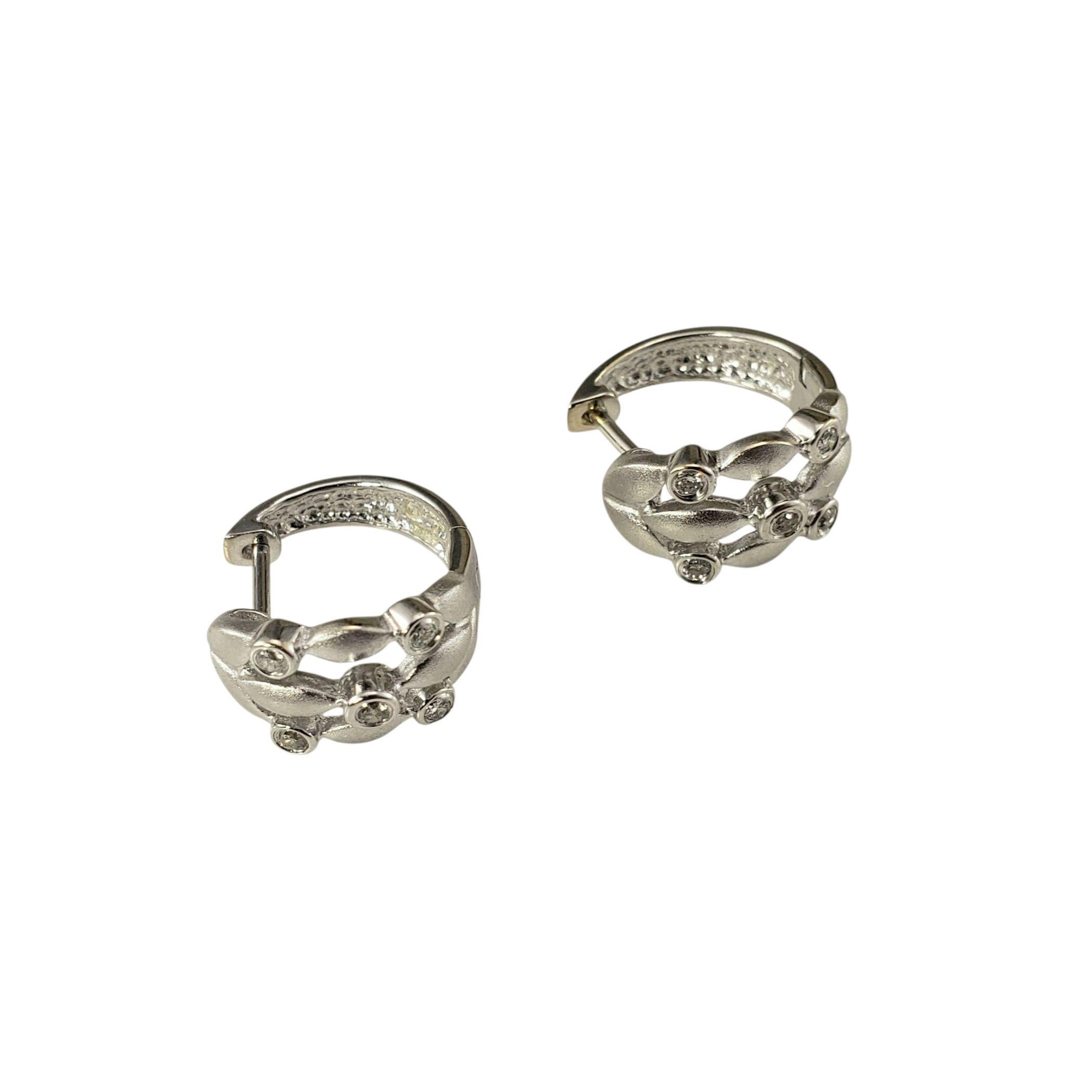 Boucles d'oreilles Huggie en or blanc 14K et diamants-

Classiques et polyvalents, ces petits anneaux sont fabriqués en or blanc 14 carats et sont chacun rehaussés de cinq diamants ronds de taille brillant, ajoutant la juste dose d'éclat.

Poids