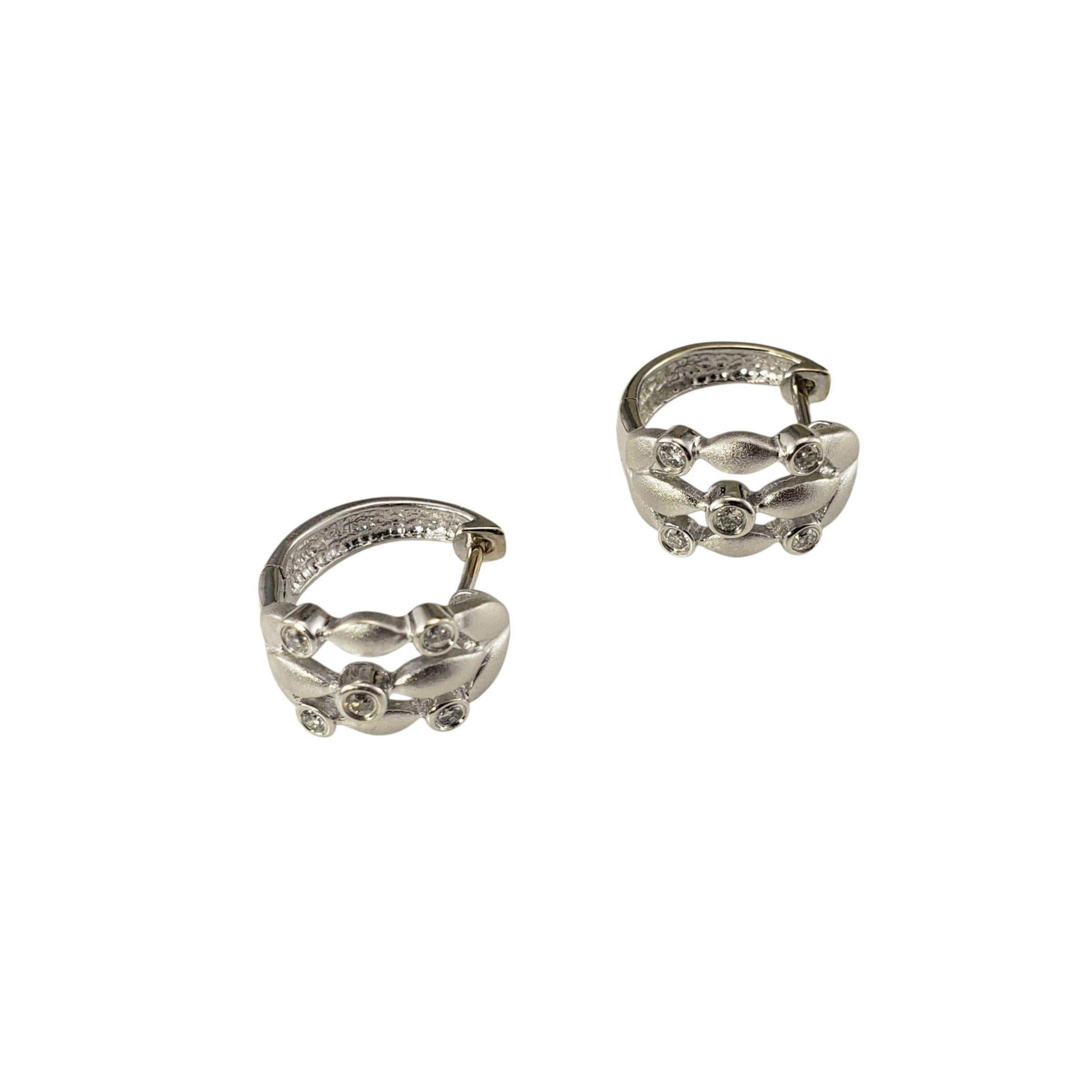 Taille brillant Boucles d'oreilles en or blanc 14K et diamants #23005 en vente