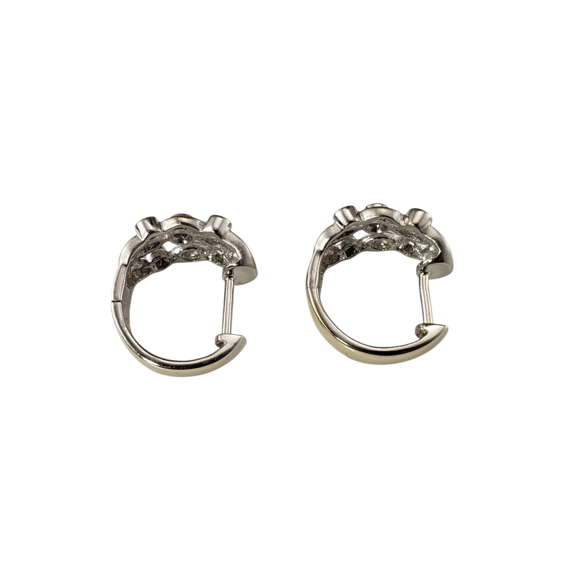 Boucles d'oreilles en or blanc 14K et diamants #23005 Bon état - En vente à Washington Depot, CT