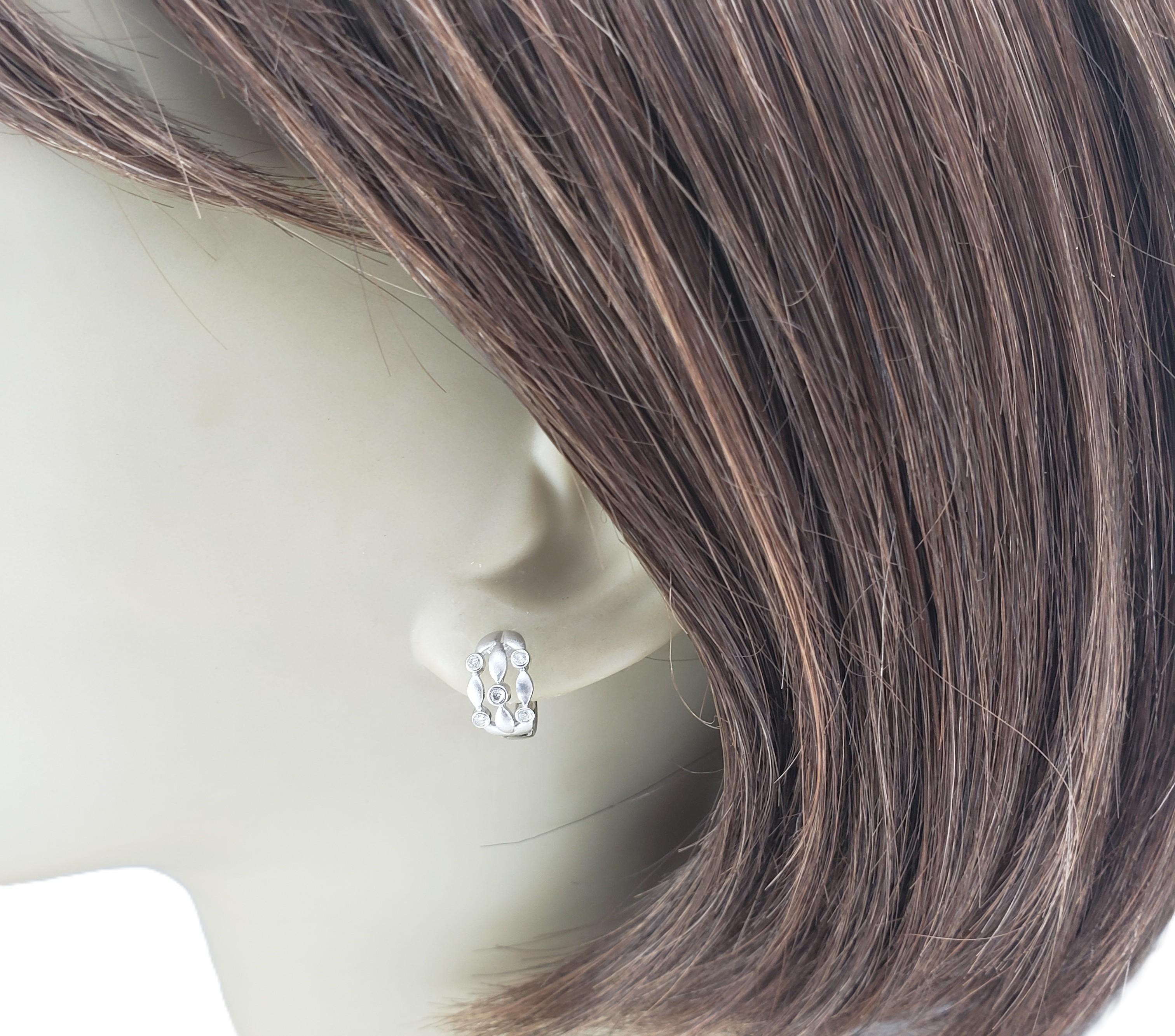 Boucles d'oreilles en or blanc 14K et diamants #23005 en vente 1