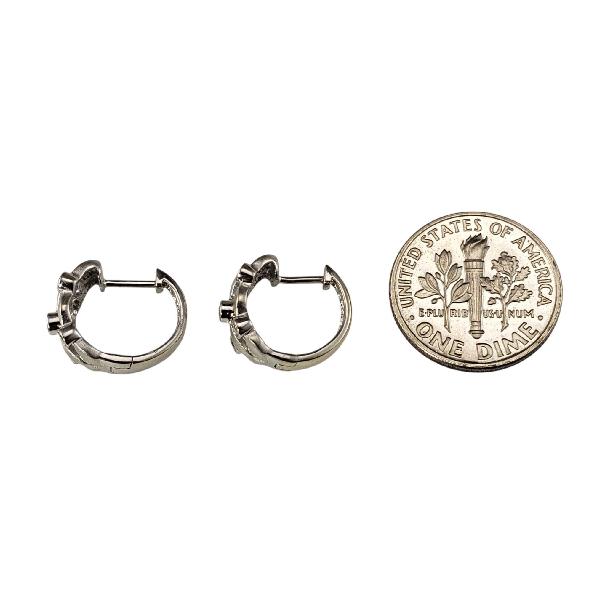 Boucles d'oreilles en or blanc 14K et diamants #23005 en vente 2