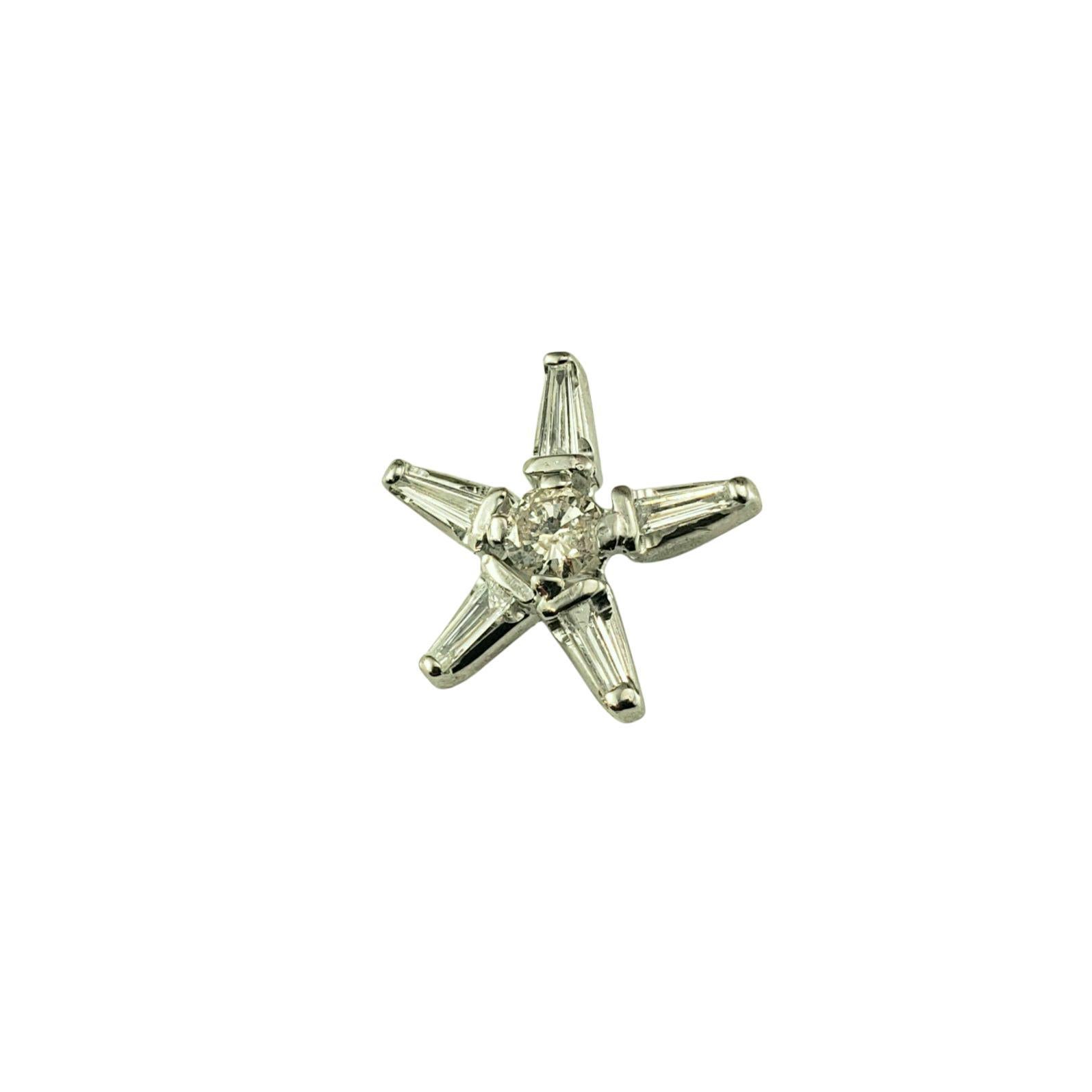 Colgante Estrella de Oro Blanco y Diamantes de 14 K

Elegante y luminoso, este colgante en forma de estrella de oro blanco de 14 quilates presenta cinco diamantes cónicos de talla baguette dispuestos como radiantes puntas, con un brillante diamante