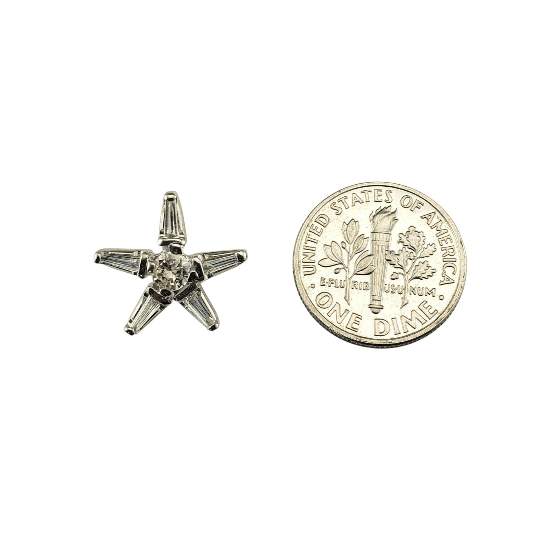 Colgante Estrella de Oro Blanco y Diamantes de 14K #22956 en Bueno estado para la venta en Washington Depot, CT