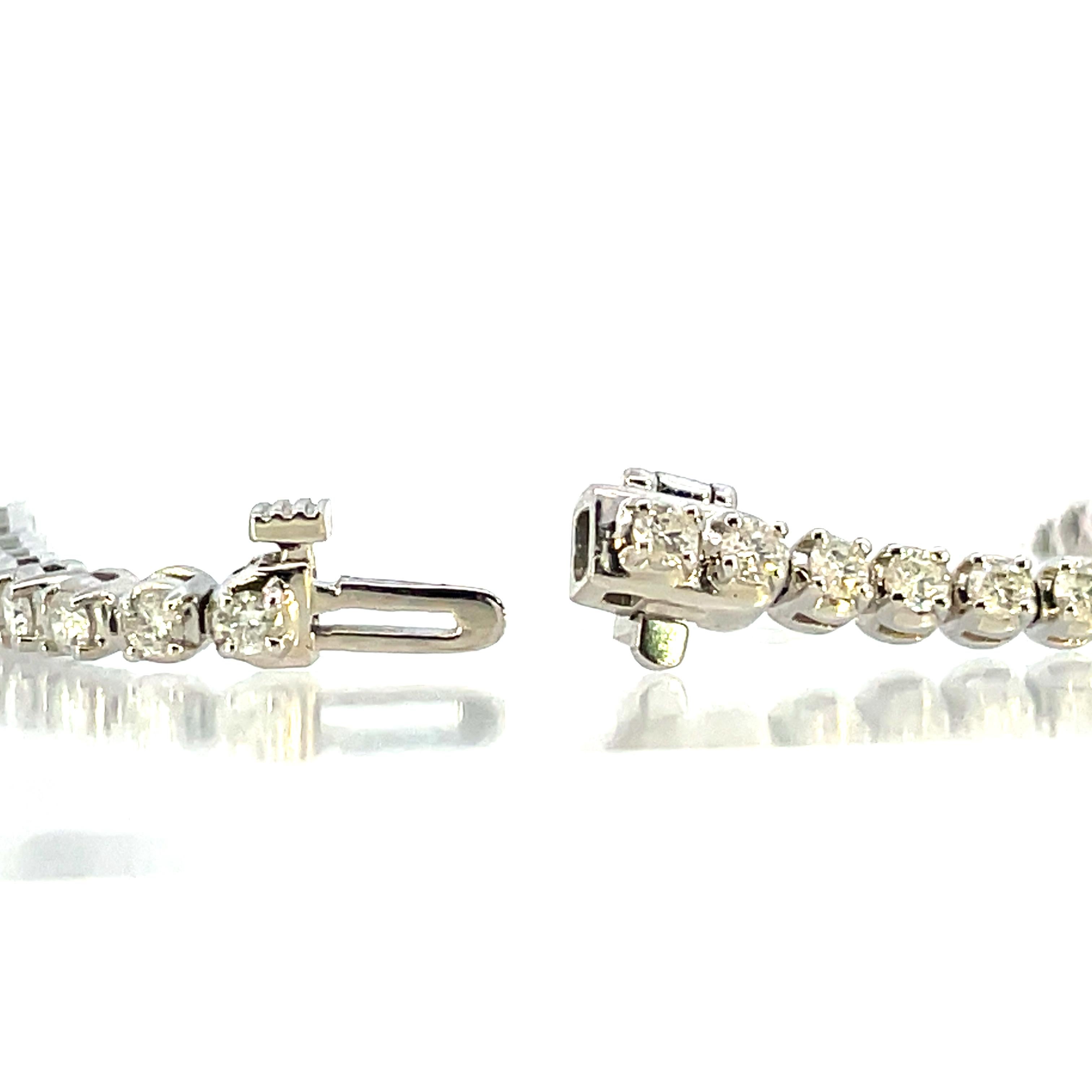 Contemporain Bracelet tennis à ligne droite en or blanc 14 carats et diamants de 2 mm en vente