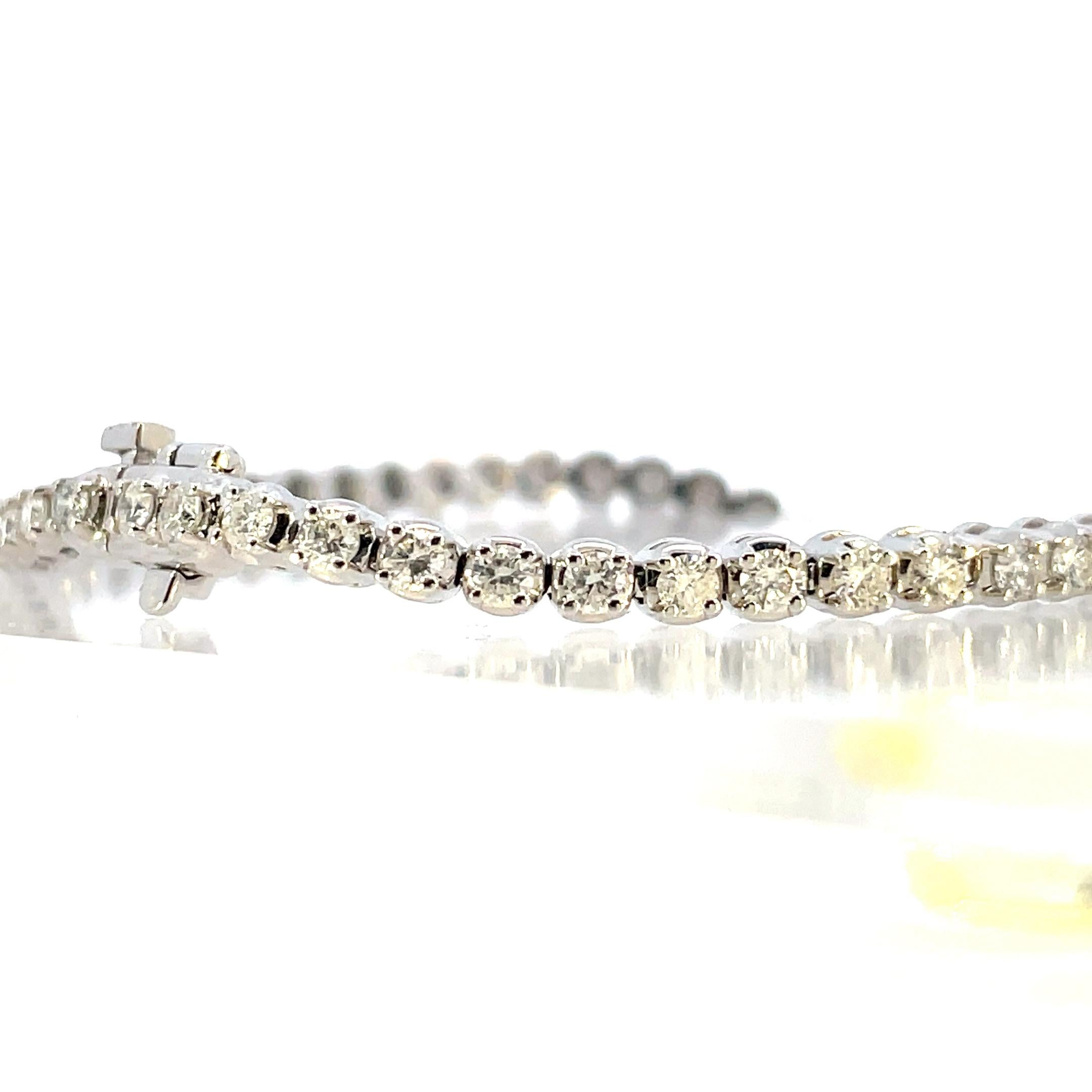 Bracelet tennis ligne droite en or blanc 14 carats et diamants  Unisexe en vente