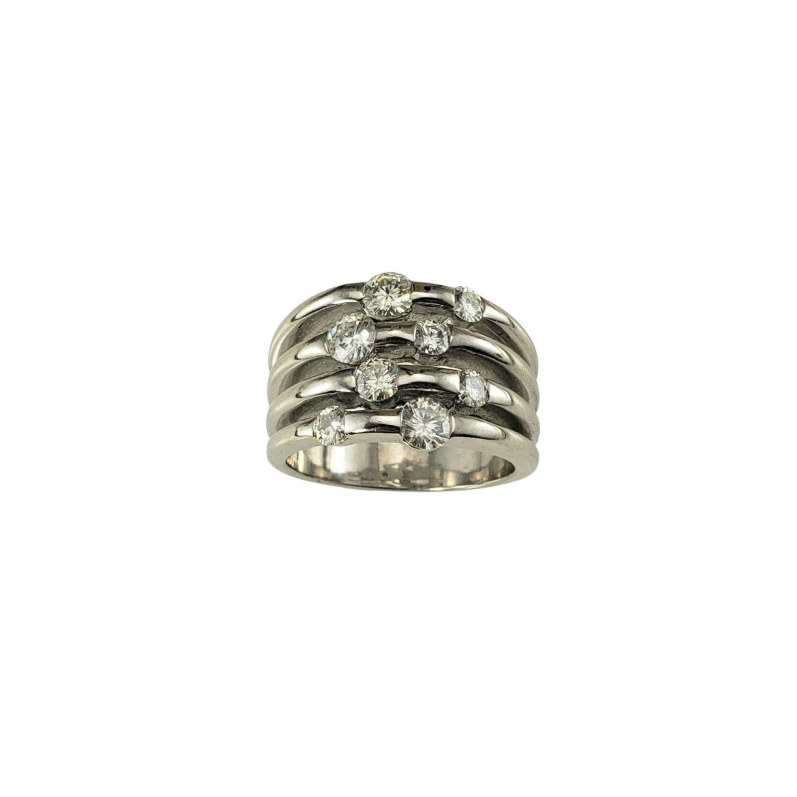 Anello a più file in oro bianco 14K e moissanite misura 7,5

Audace e contemporaneo, questo delizioso anello è realizzato in oro bianco 14K lucido e incastonato con otto scintillanti gemme di moissanite disposte in modo sfalsato sulle quattro fasce,