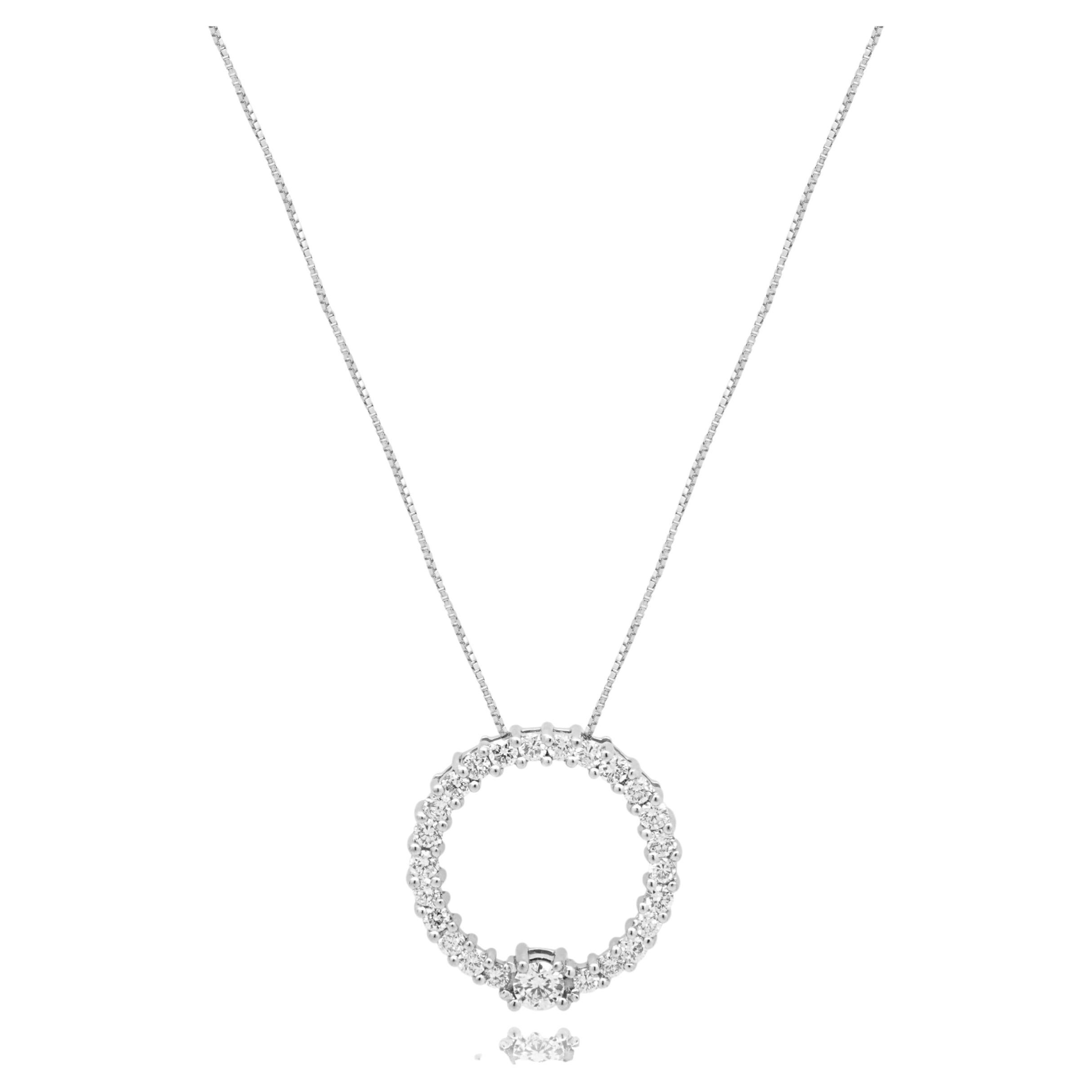 Collar con colgante de círculo abierto de oro blanco de 14K con un diamante redondo engastado en garras, de 18,5"