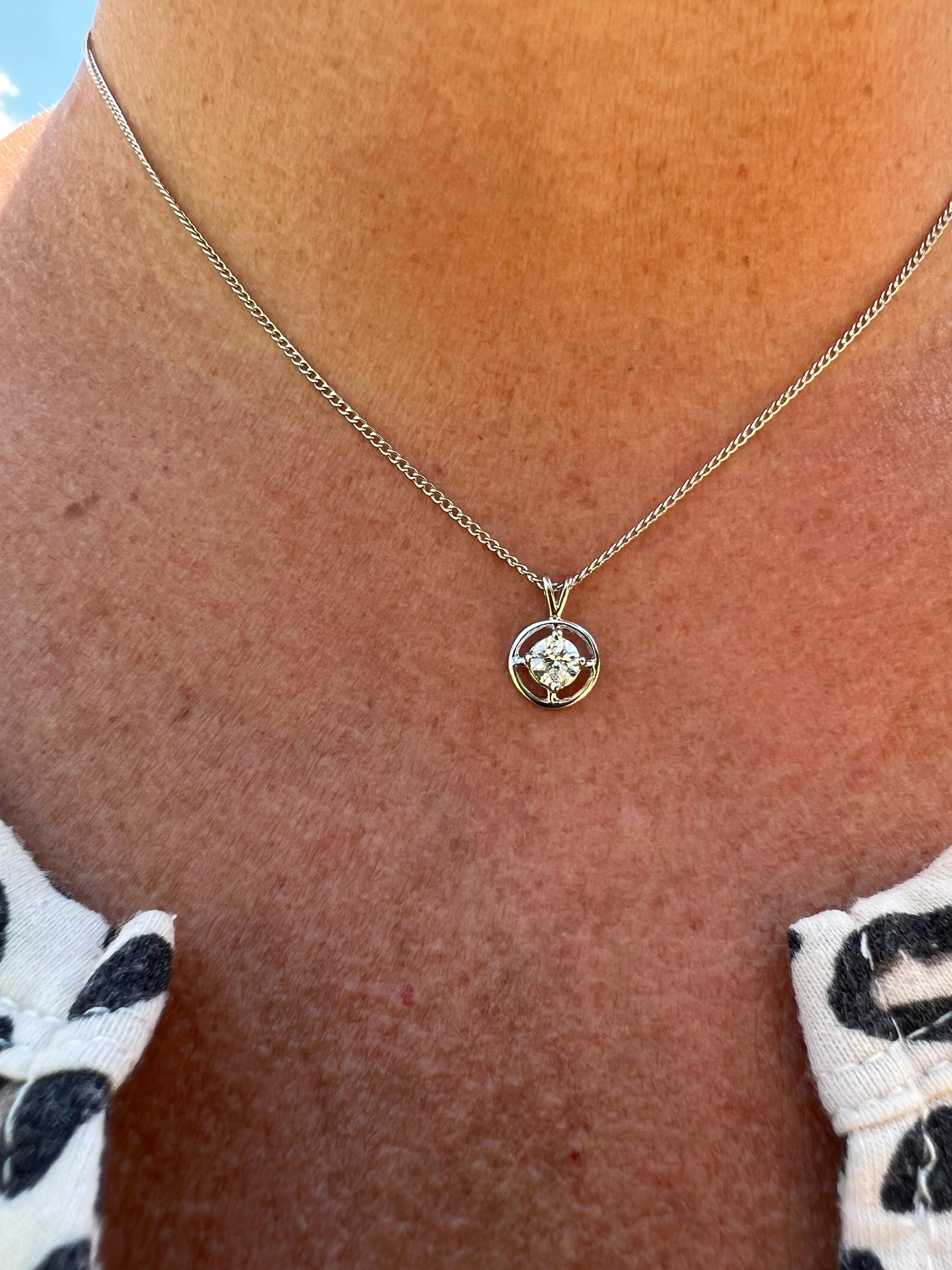 Collier pendentif en or blanc 14 carats et diamants ronds brillants en vente 4