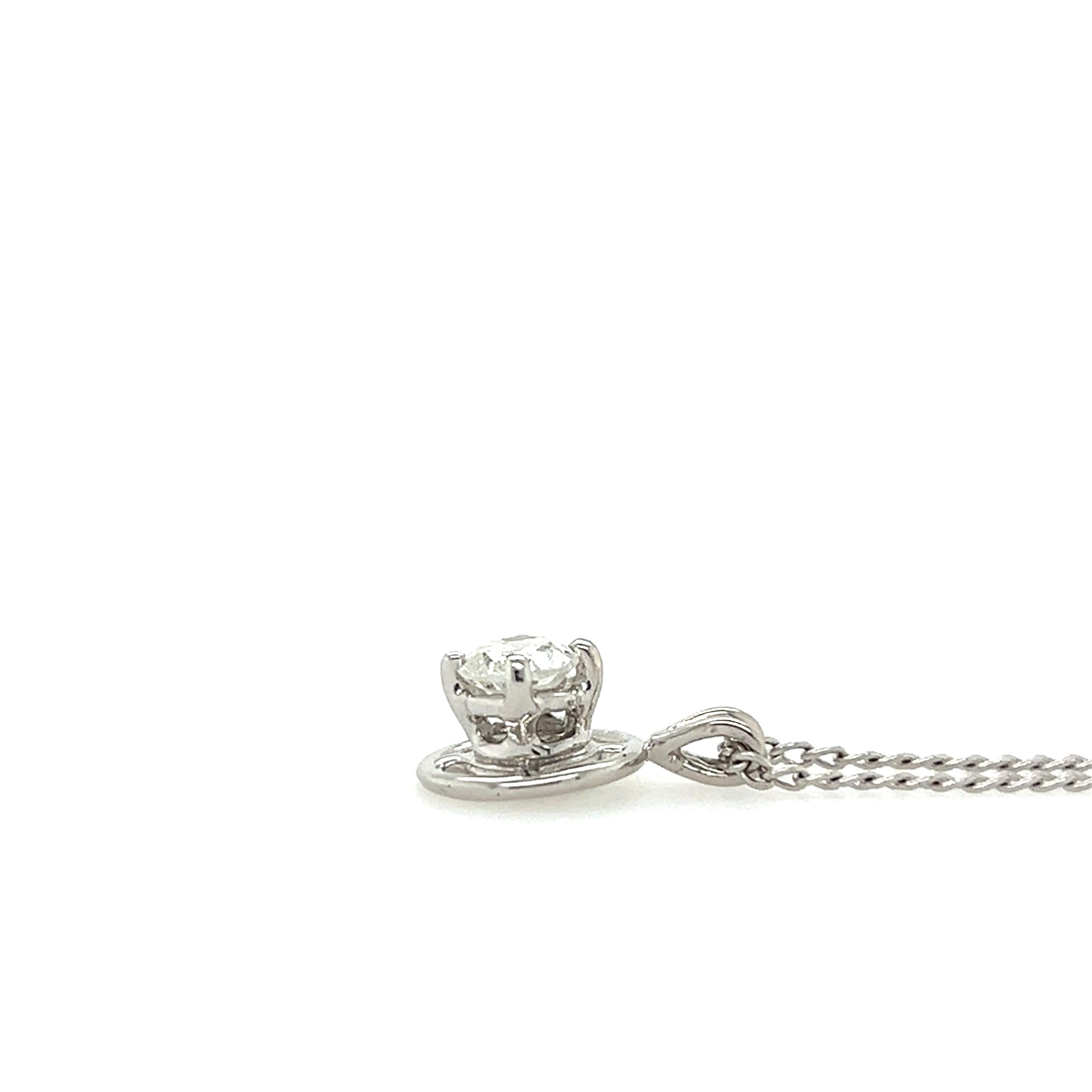 Ce collier pendentif contemporain en or blanc 14 carats est orné d'un superbe solitaire en diamant rond brillant. Le diamant est  environ 0,43 carats de couleur I et de pureté I1, offrant un bel éclat et une grande élégance. Le pendentif est