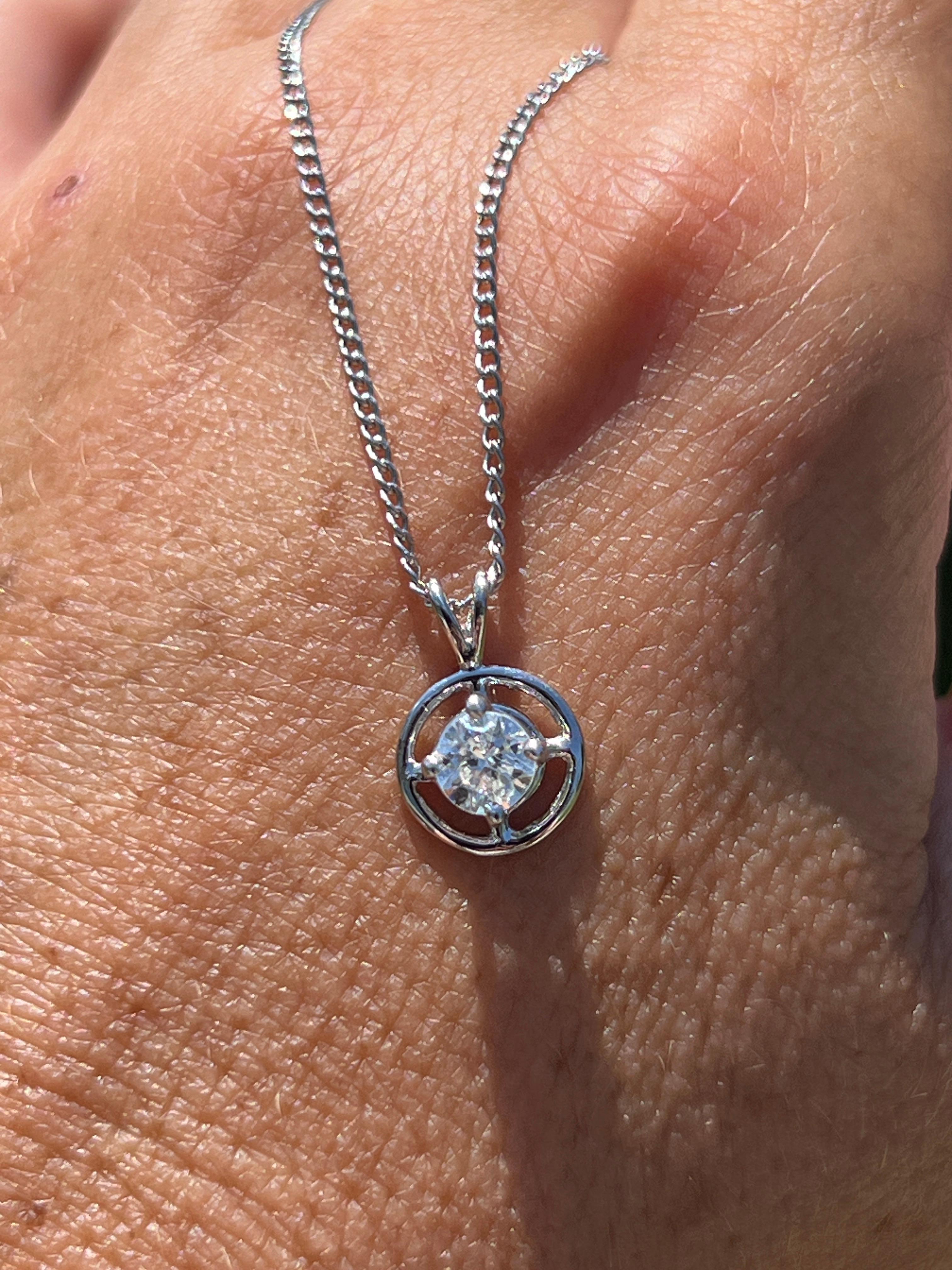 Collier pendentif en or blanc 14 carats et diamants ronds brillants Bon état - En vente à Towson, MD