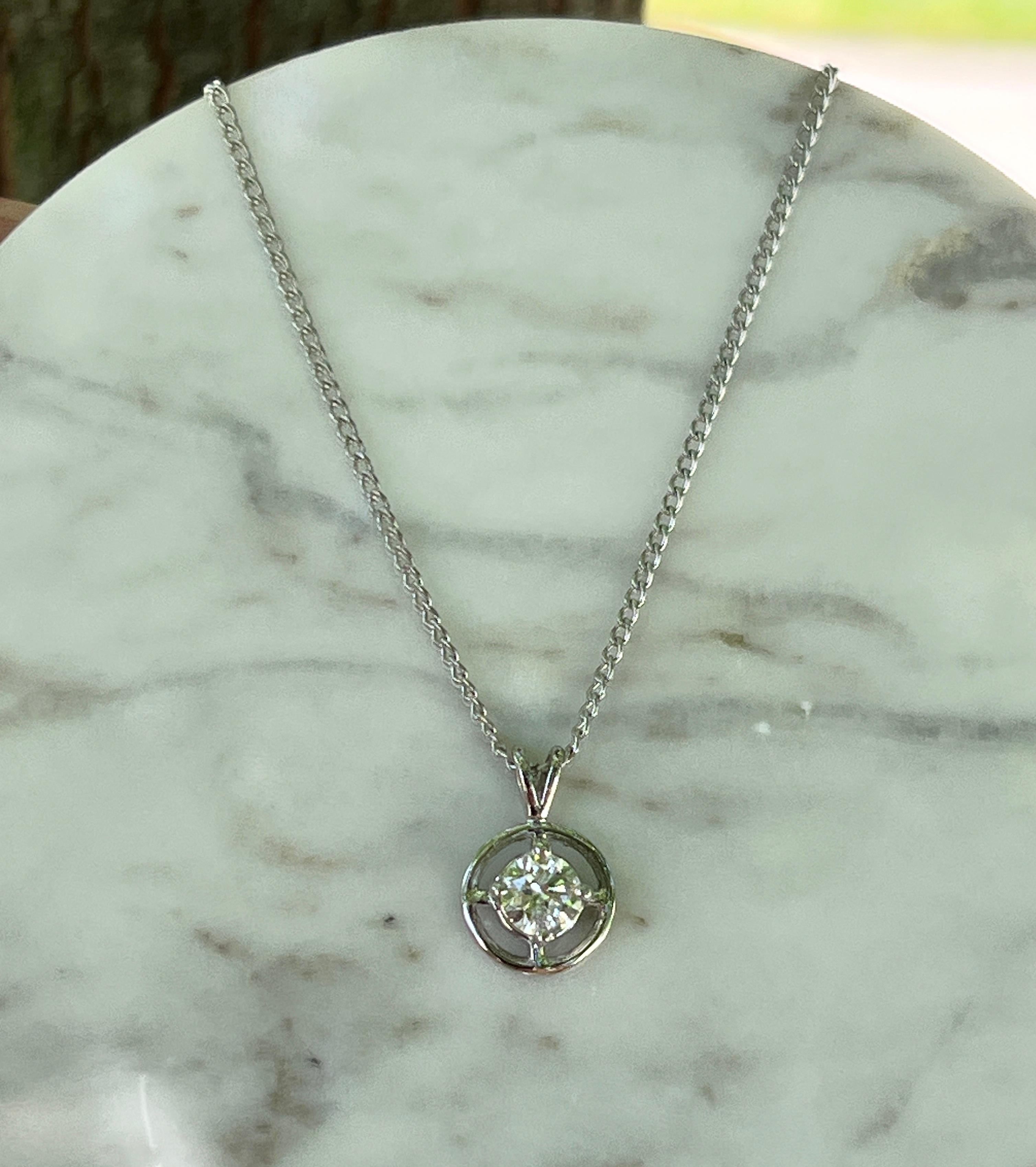 Collier pendentif en or blanc 14 carats et diamants ronds brillants en vente 1