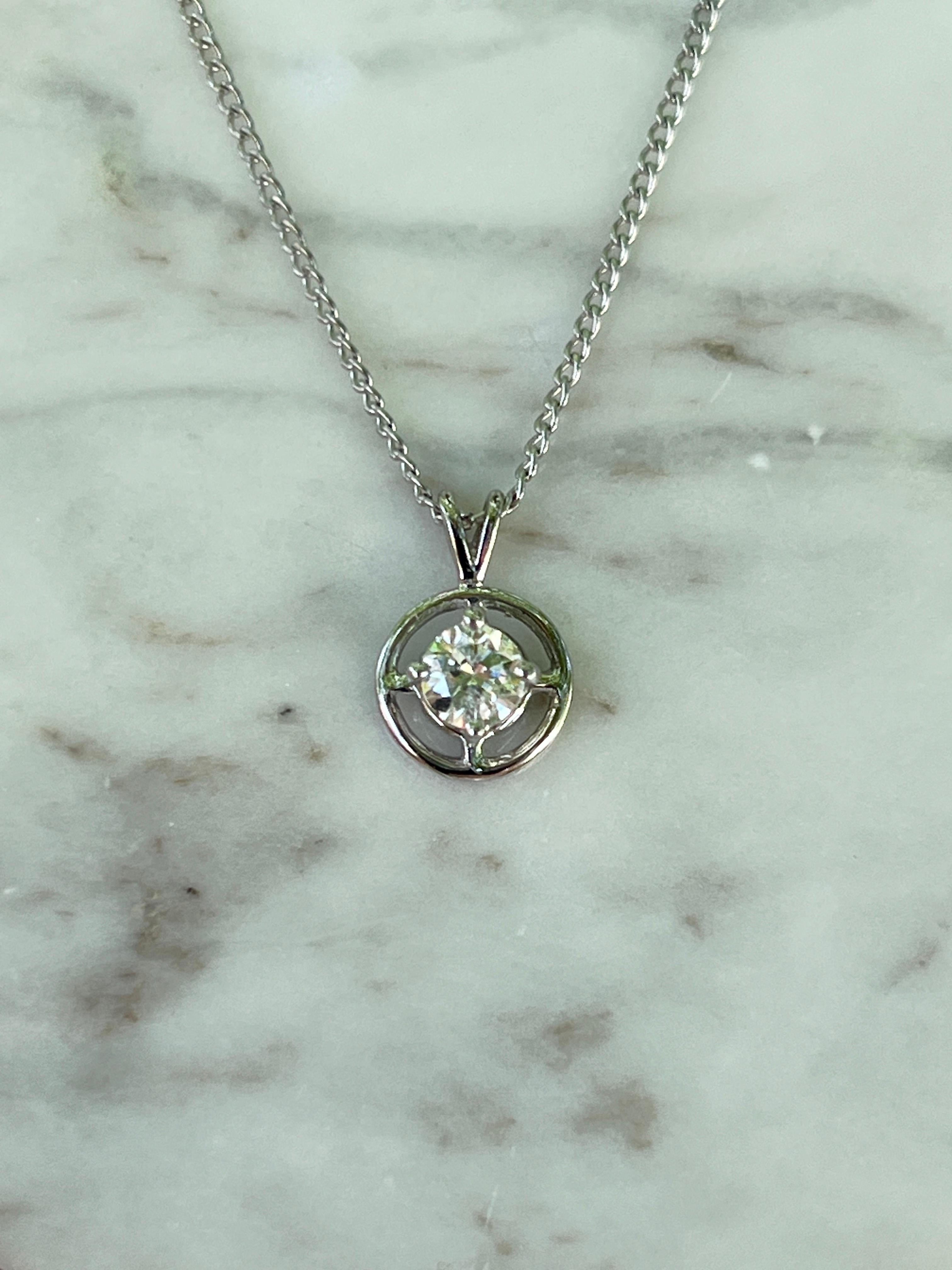 Collier pendentif en or blanc 14 carats et diamants ronds brillants en vente 2