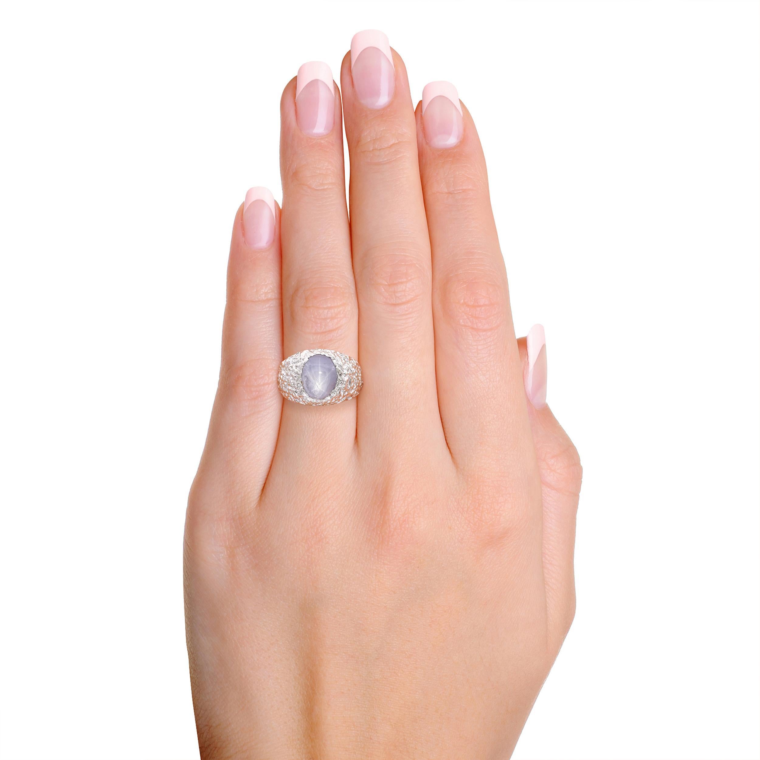 14k Weißgold und Stern Saphir gehämmert Finish Ring (Zeitgenössisch) im Angebot