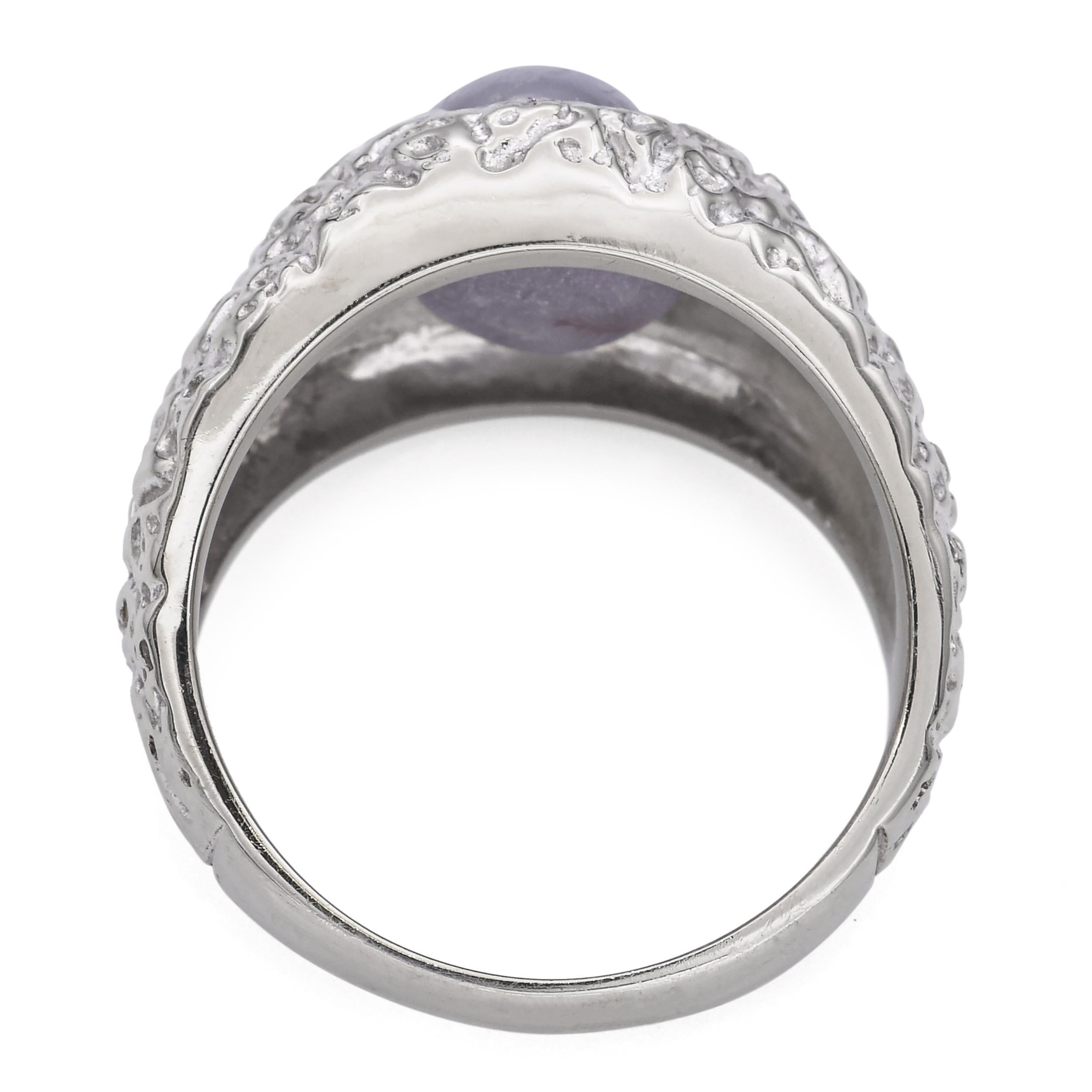 14k Weißgold und Stern Saphir gehämmert Finish Ring im Zustand „Neu“ im Angebot in New York, NY