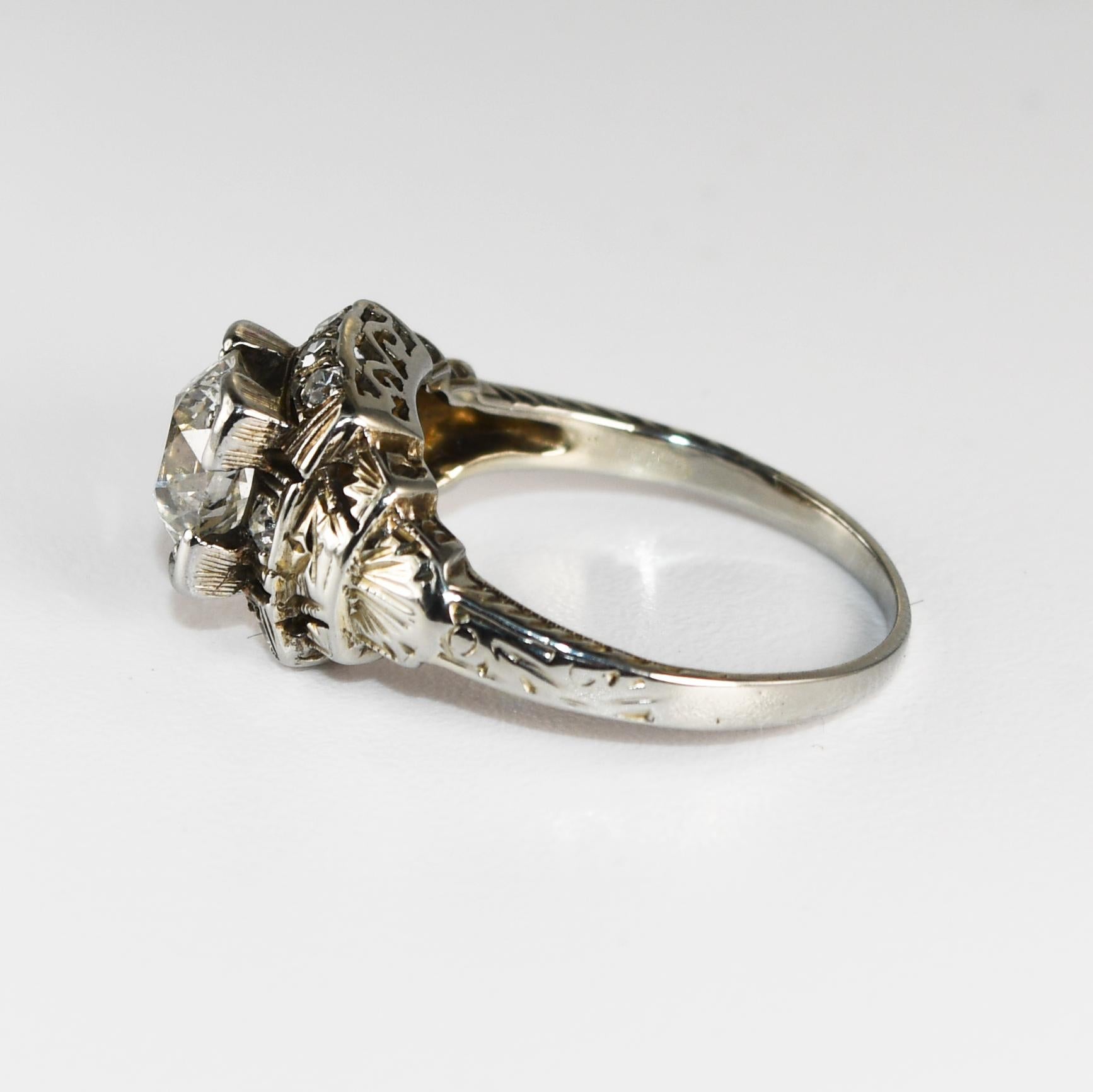 Femenino o masculino Anillo de diamantes antiguos de oro blanco de 14 quilates 1,20 ct en venta
