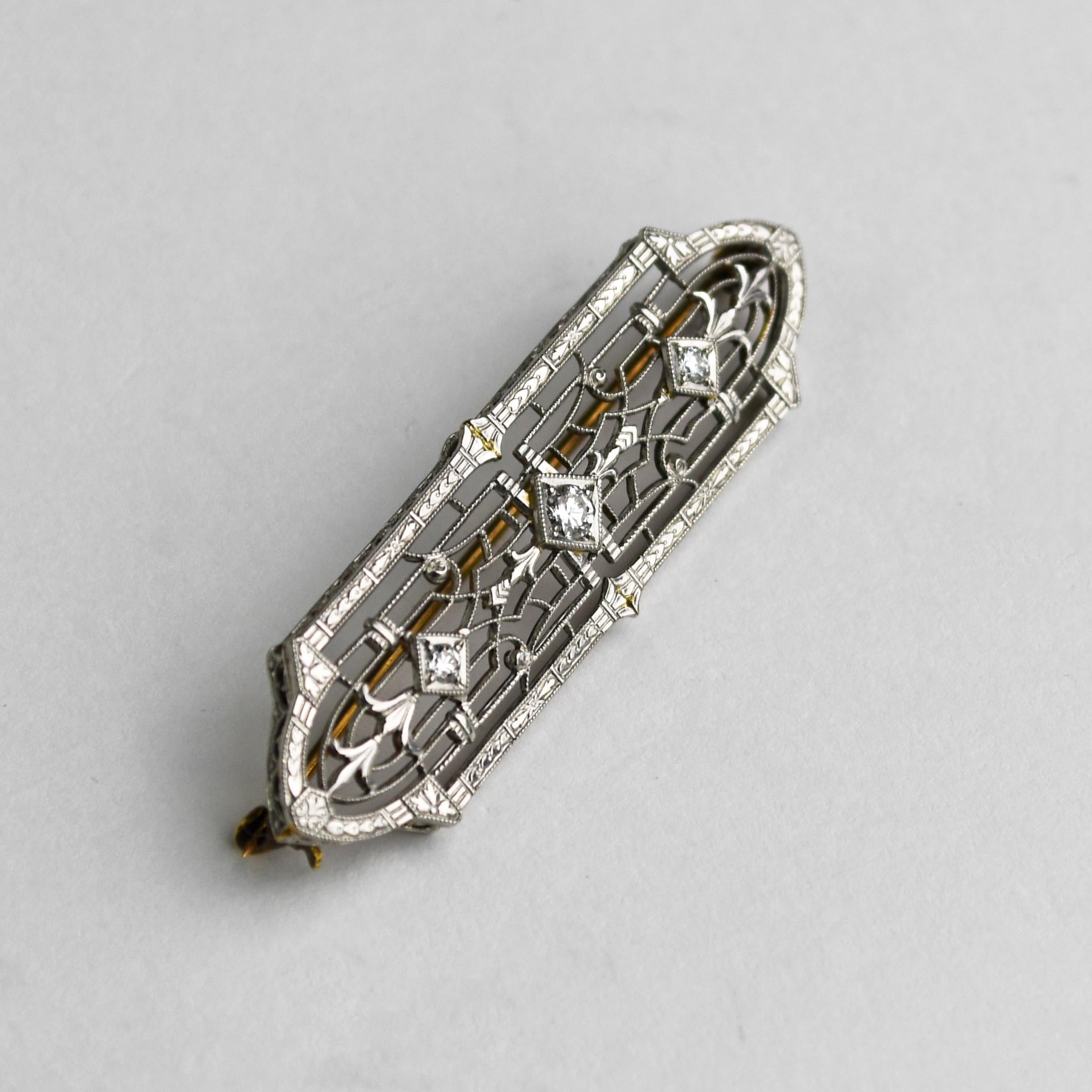 Broche de oro blanco de 14 quilates con diamantes en filigrana antigua Corte europeo antiguo en venta