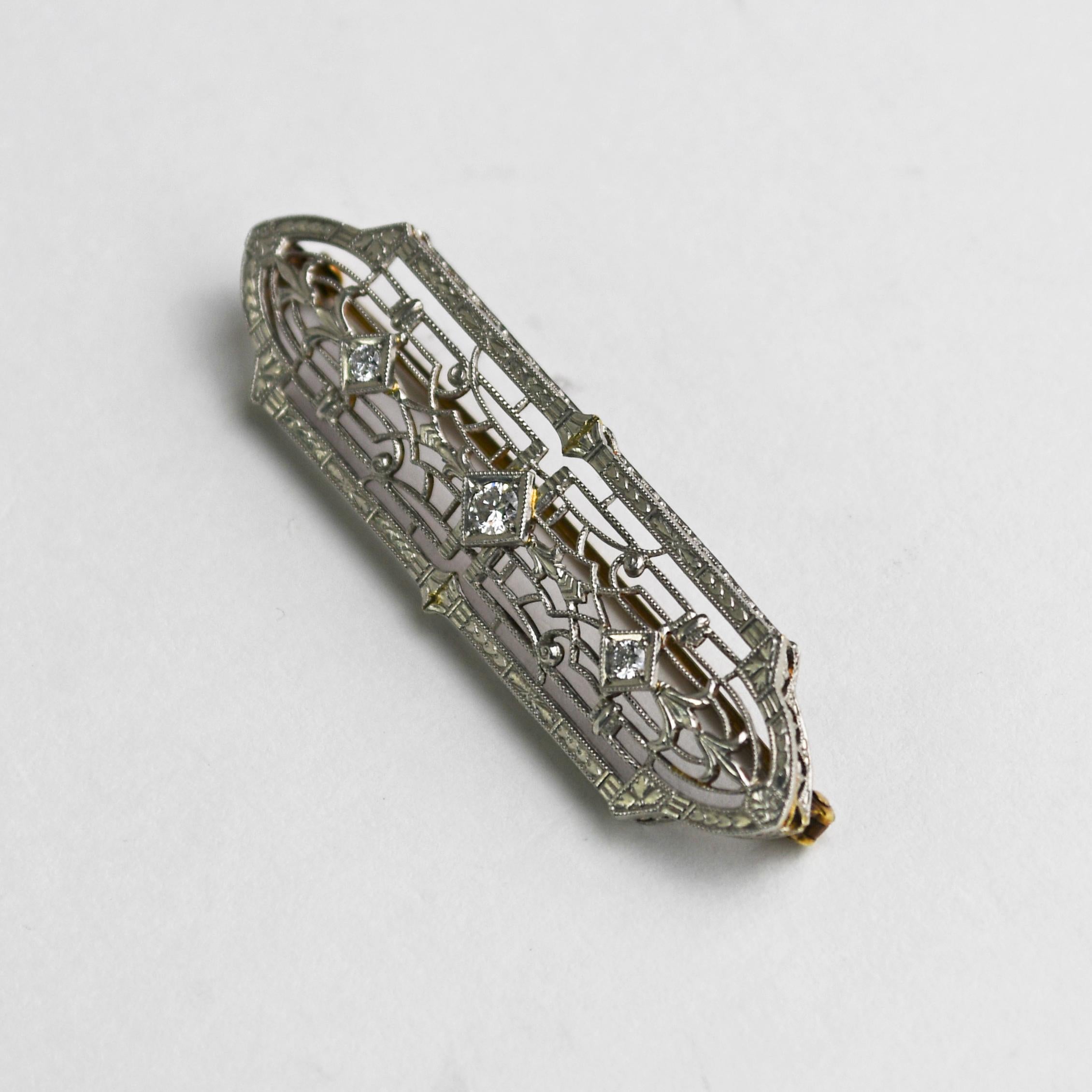 Broche de oro blanco de 14 quilates con diamantes en filigrana antigua en Excelente estado para la venta en Laguna Beach, CA