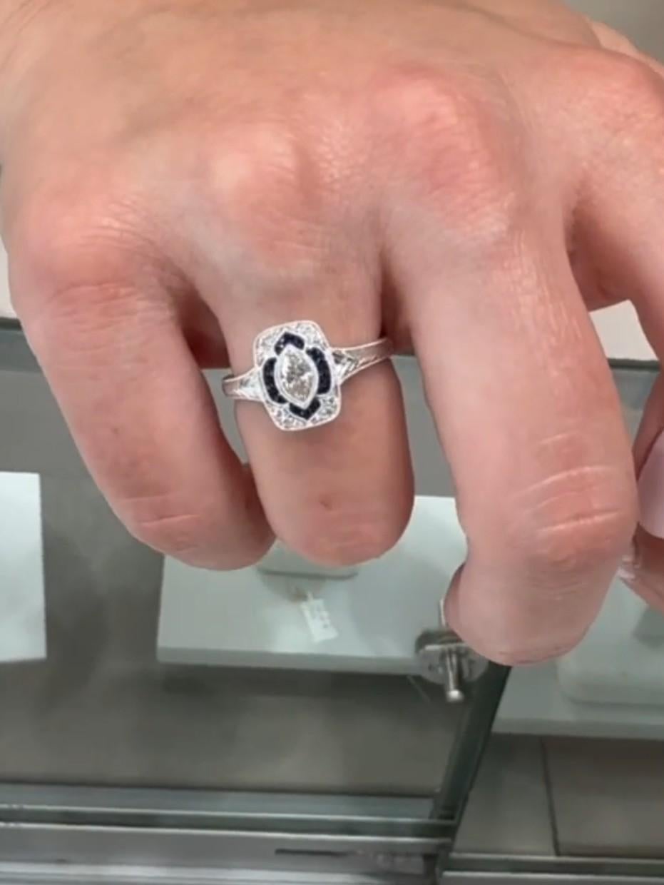 Antiker inspirierter Ring aus 14 Karat Weißgold mit Diamant und Saphir (Gemischter Schliff) im Angebot