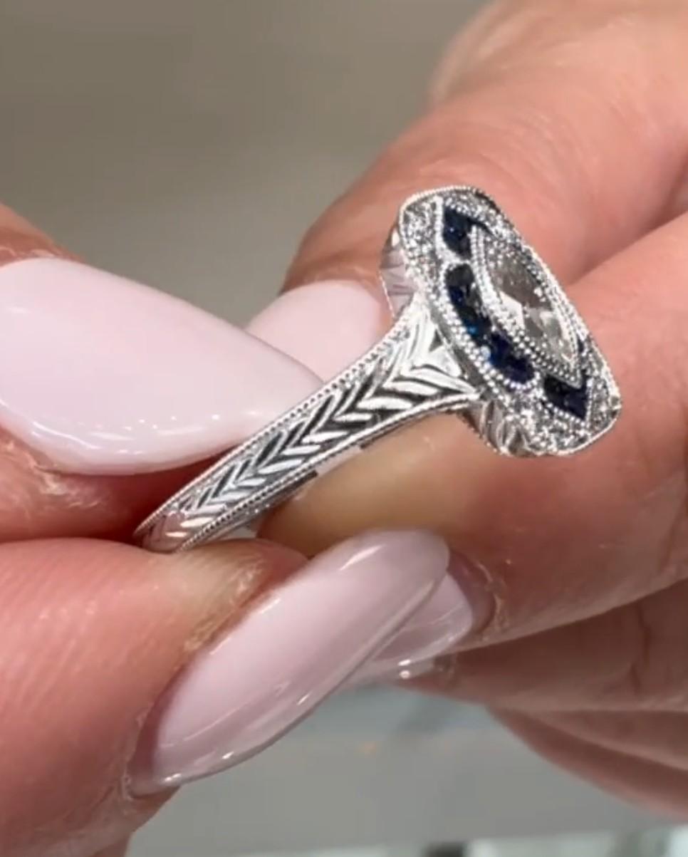 Antiker inspirierter Ring aus 14 Karat Weißgold mit Diamant und Saphir im Angebot 1
