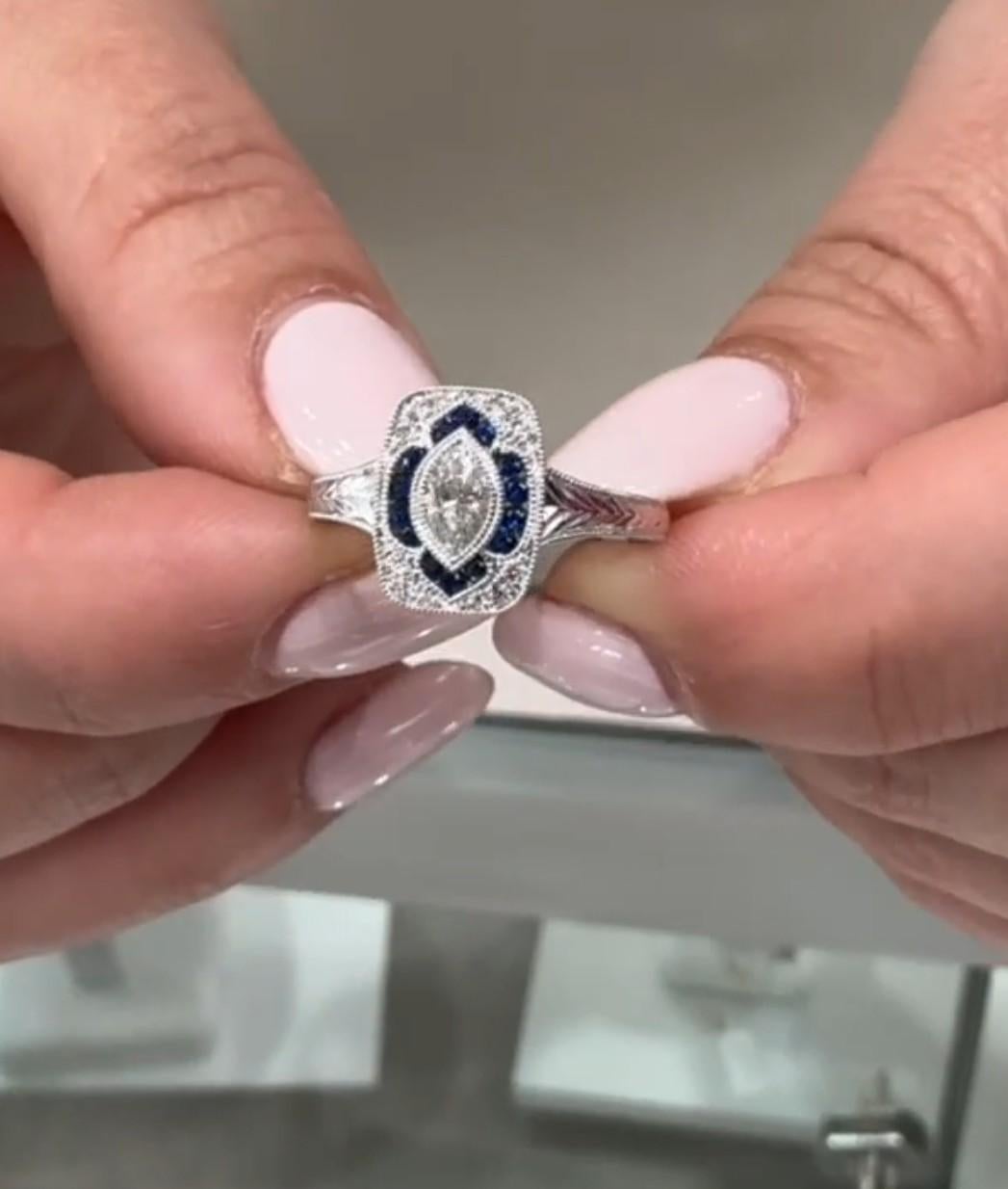 Antiker inspirierter Ring aus 14 Karat Weißgold mit Diamant und Saphir im Angebot 3