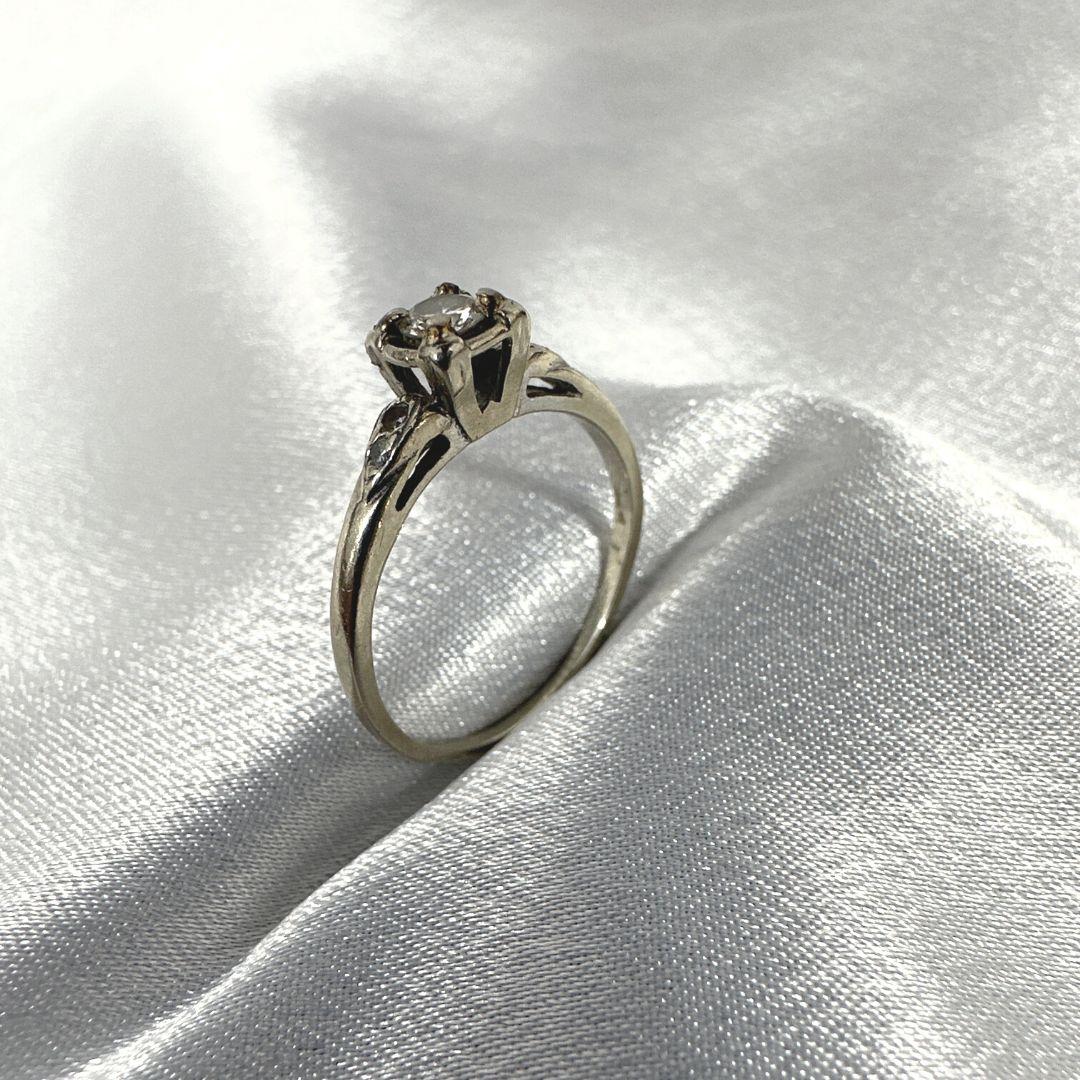 Taglio brillante Anello antico in oro bianco 14K del XIX secolo con diamante per donna Misura: 7,25 in vendita