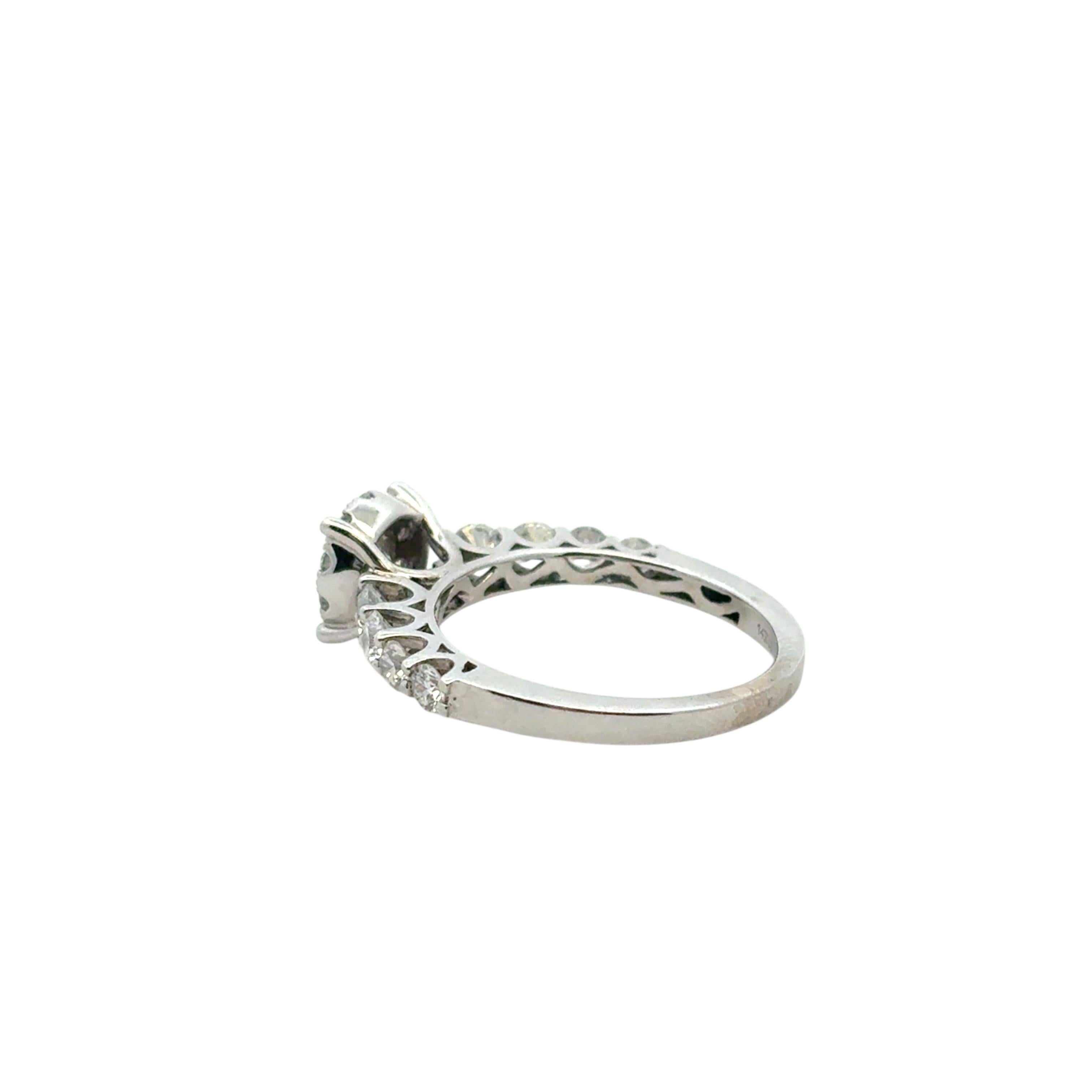 Bague de fiançailles en or blanc 14 carats avec diamants d'environ 0,80 carat en vente 6