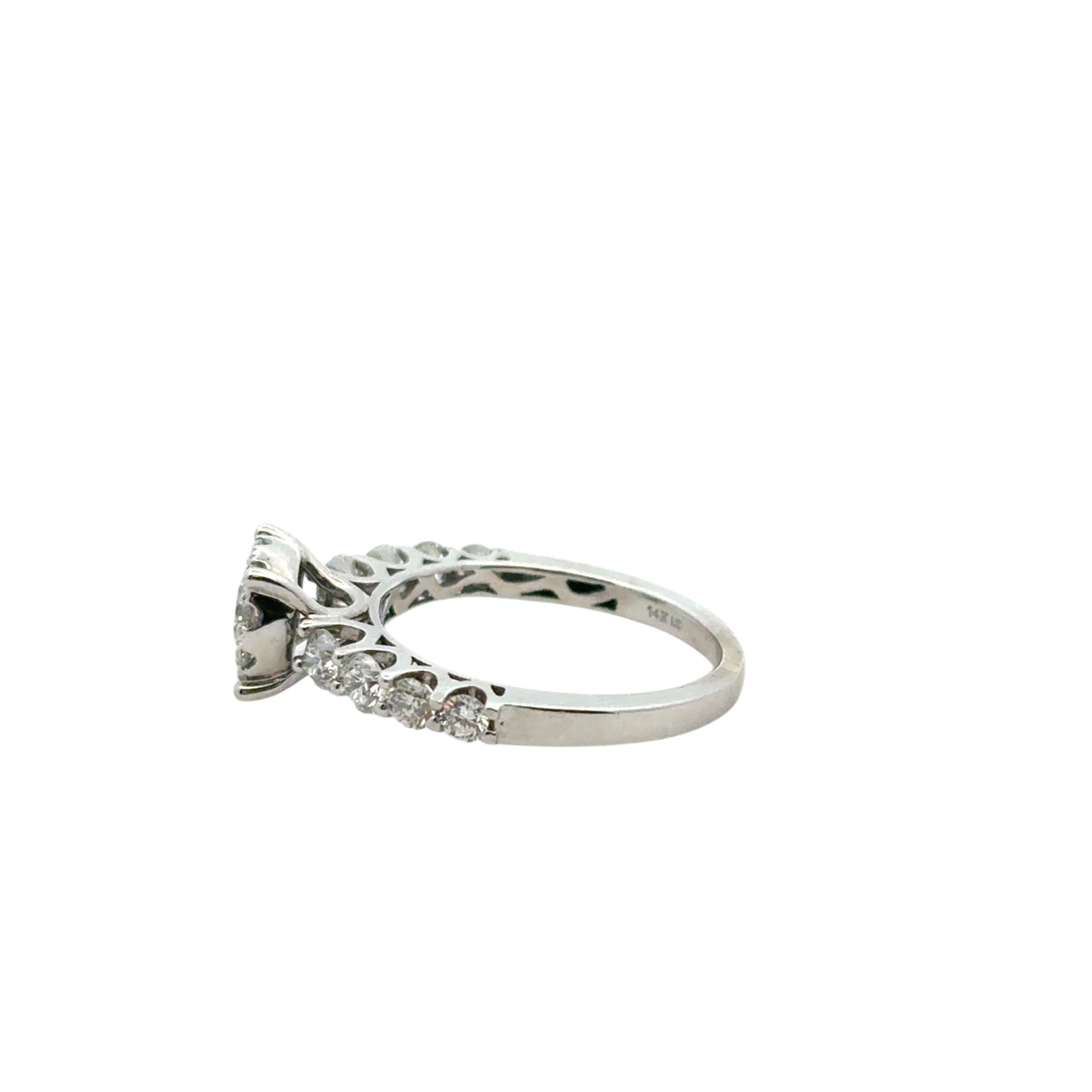 Bague de fiançailles en or blanc 14 carats avec diamants d'environ 0,80 carat en vente 7