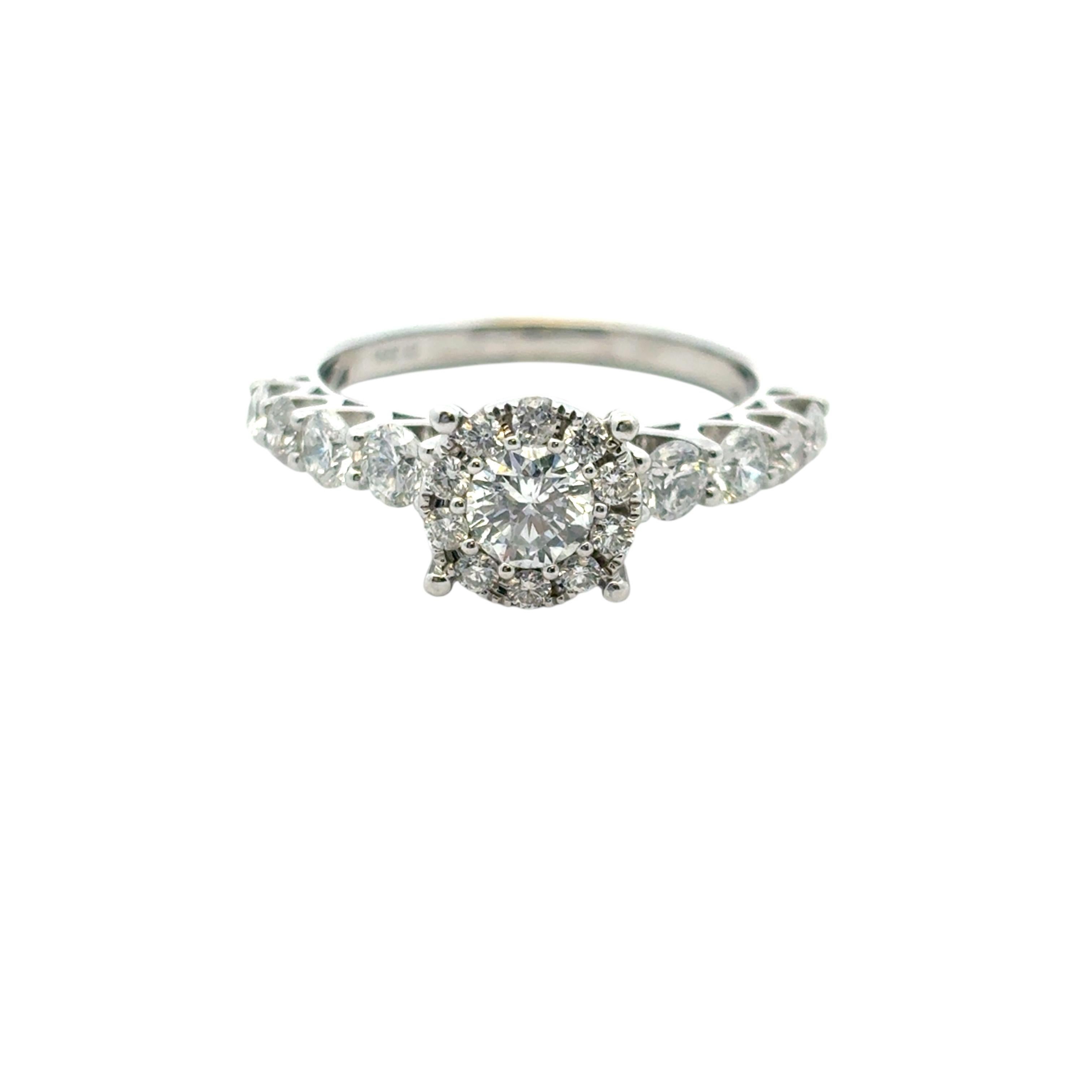 Taille ronde Bague de fiançailles en or blanc 14 carats avec diamants d'environ 0,80 carat en vente