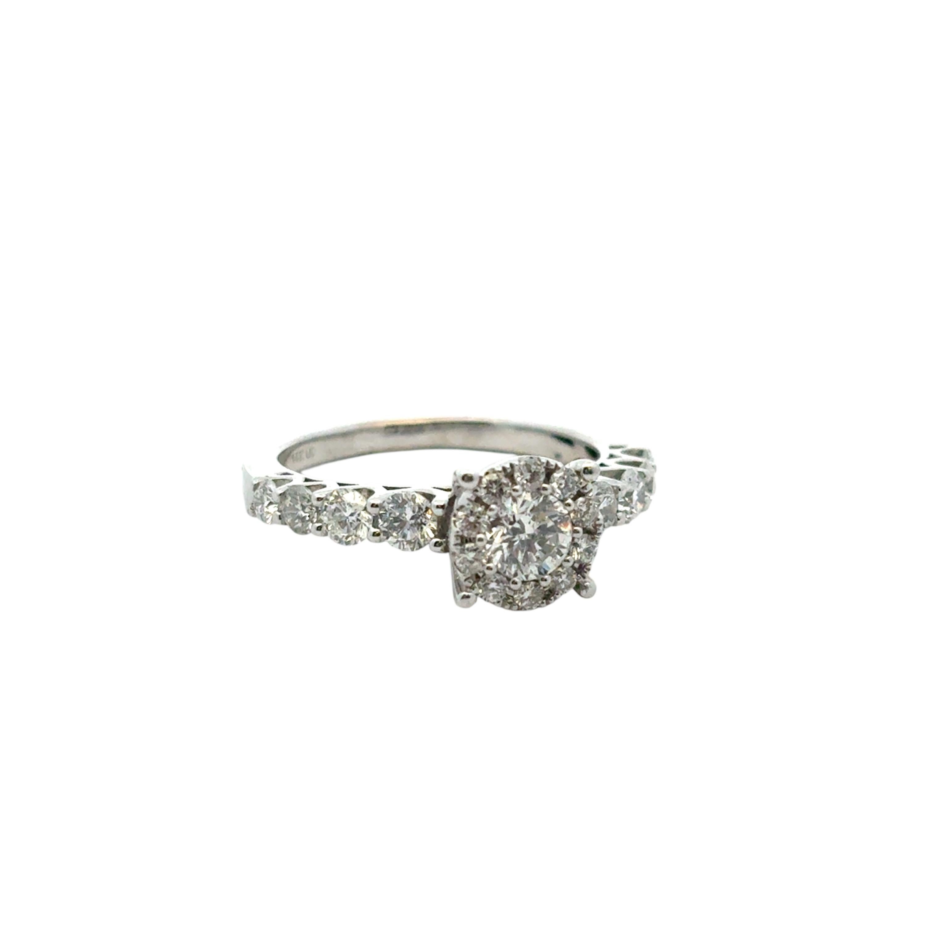Bague de fiançailles en or blanc 14 carats avec diamants d'environ 0,80 carat en vente 1