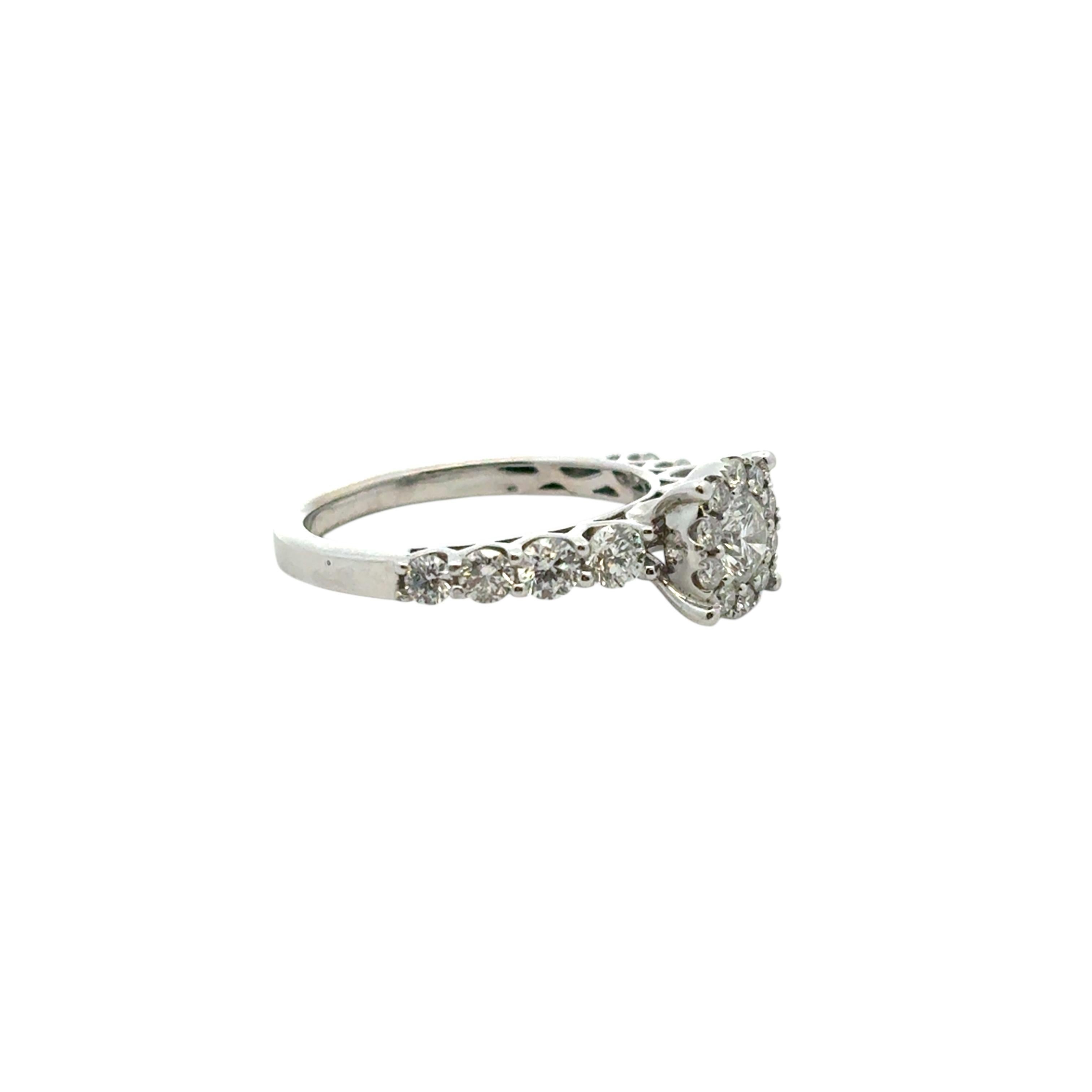 Bague de fiançailles en or blanc 14 carats avec diamants d'environ 0,80 carat en vente 2