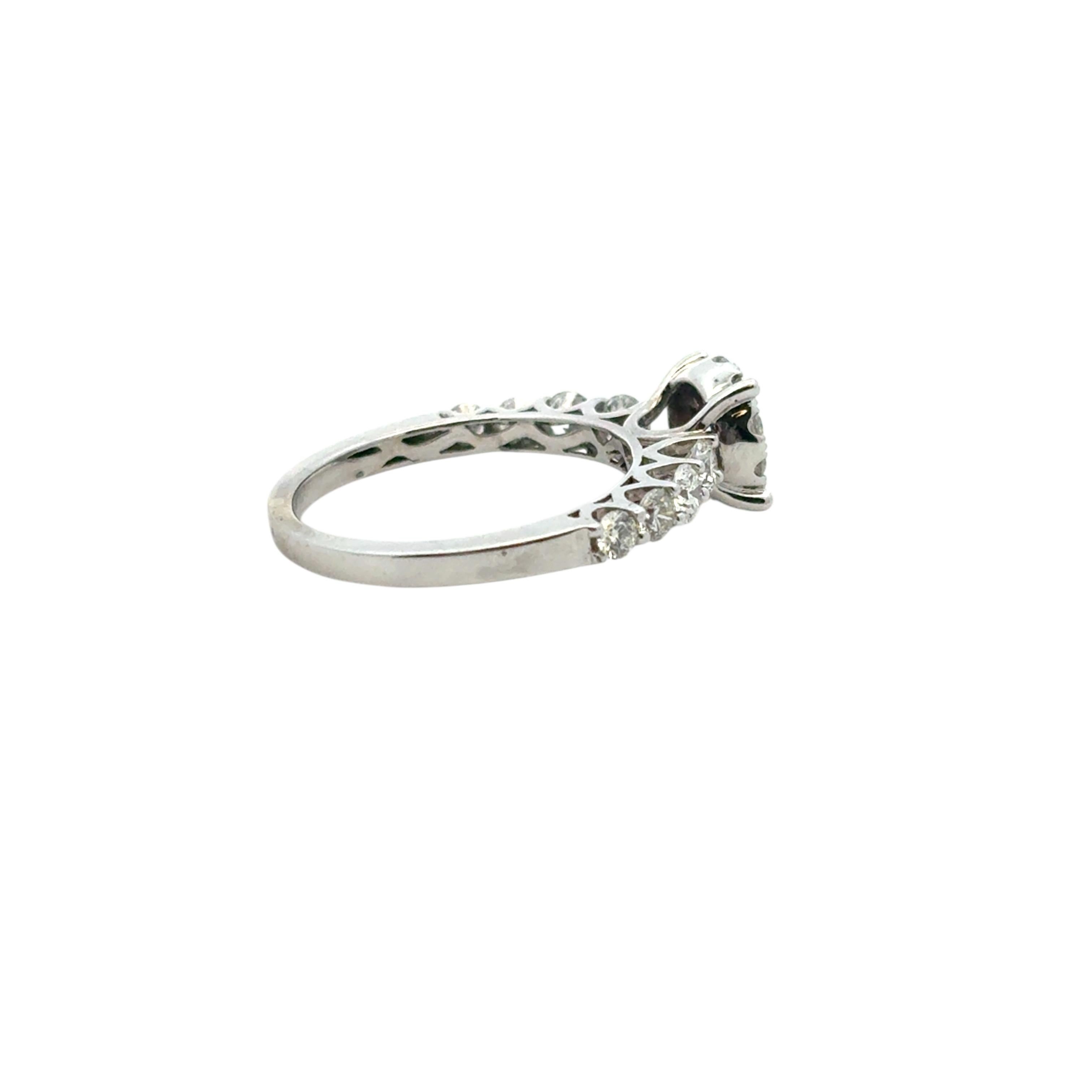 Bague de fiançailles en or blanc 14 carats avec diamants d'environ 0,80 carat en vente 3