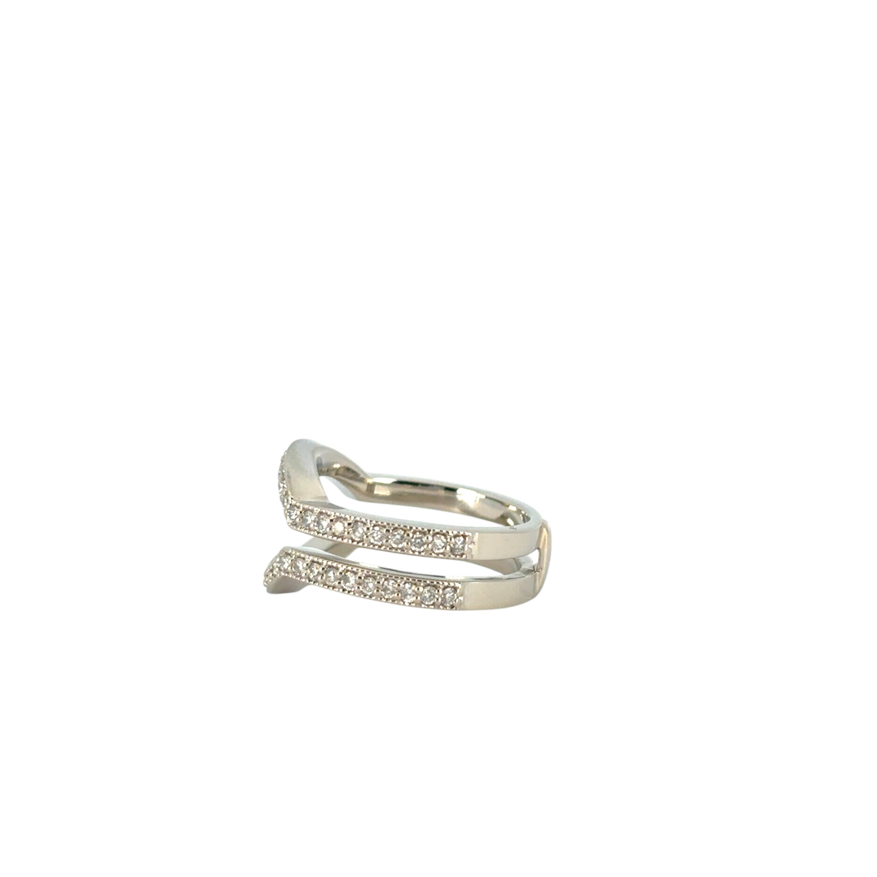 Bague en or blanc 14 carats mettant en valeur un diamant naturel d'environ 0,5 carat en vente 5