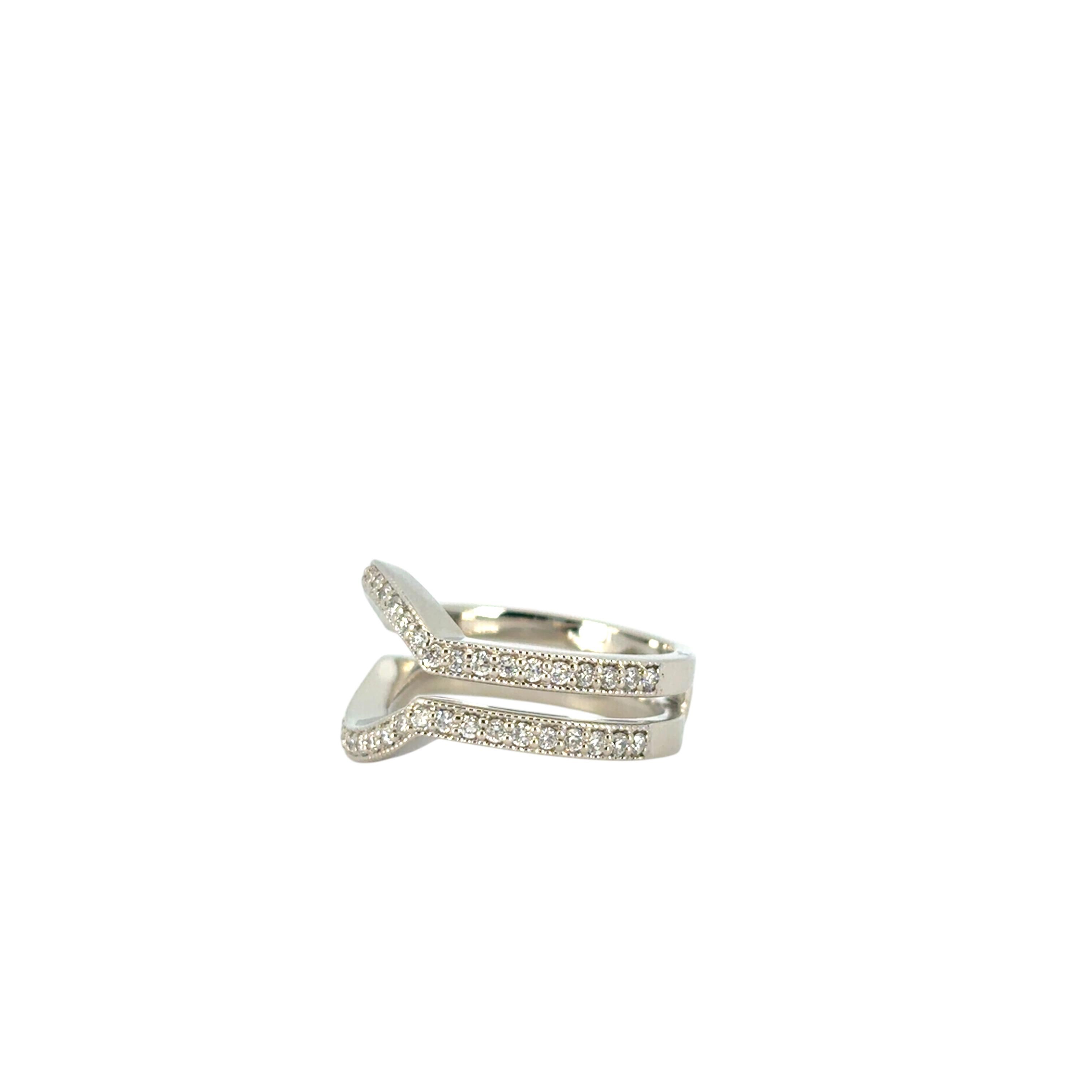 Bague en or blanc 14 carats mettant en valeur un diamant naturel d'environ 0,5 carat en vente 6