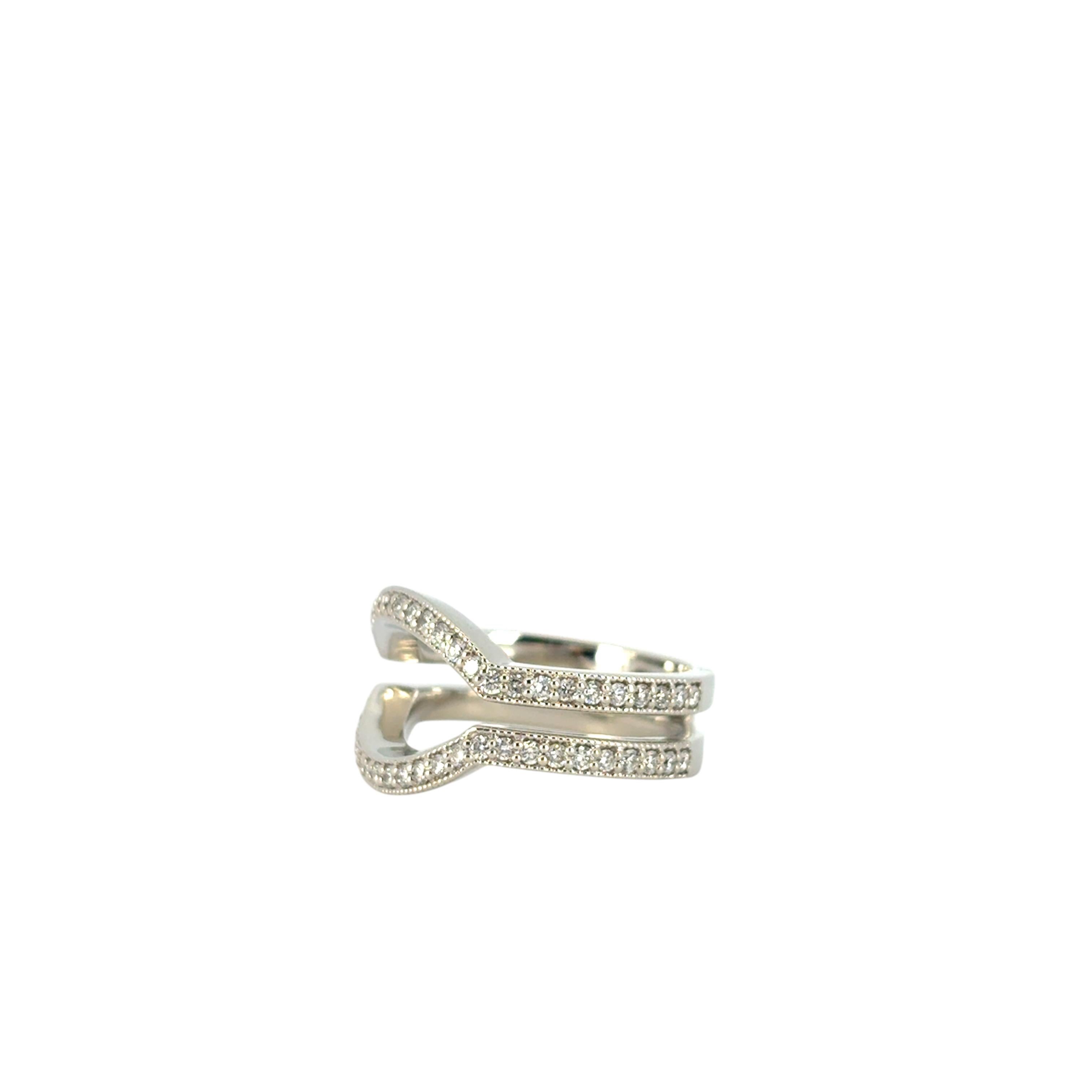 Bague en or blanc 14 carats mettant en valeur un diamant naturel d'environ 0,5 carat en vente 7