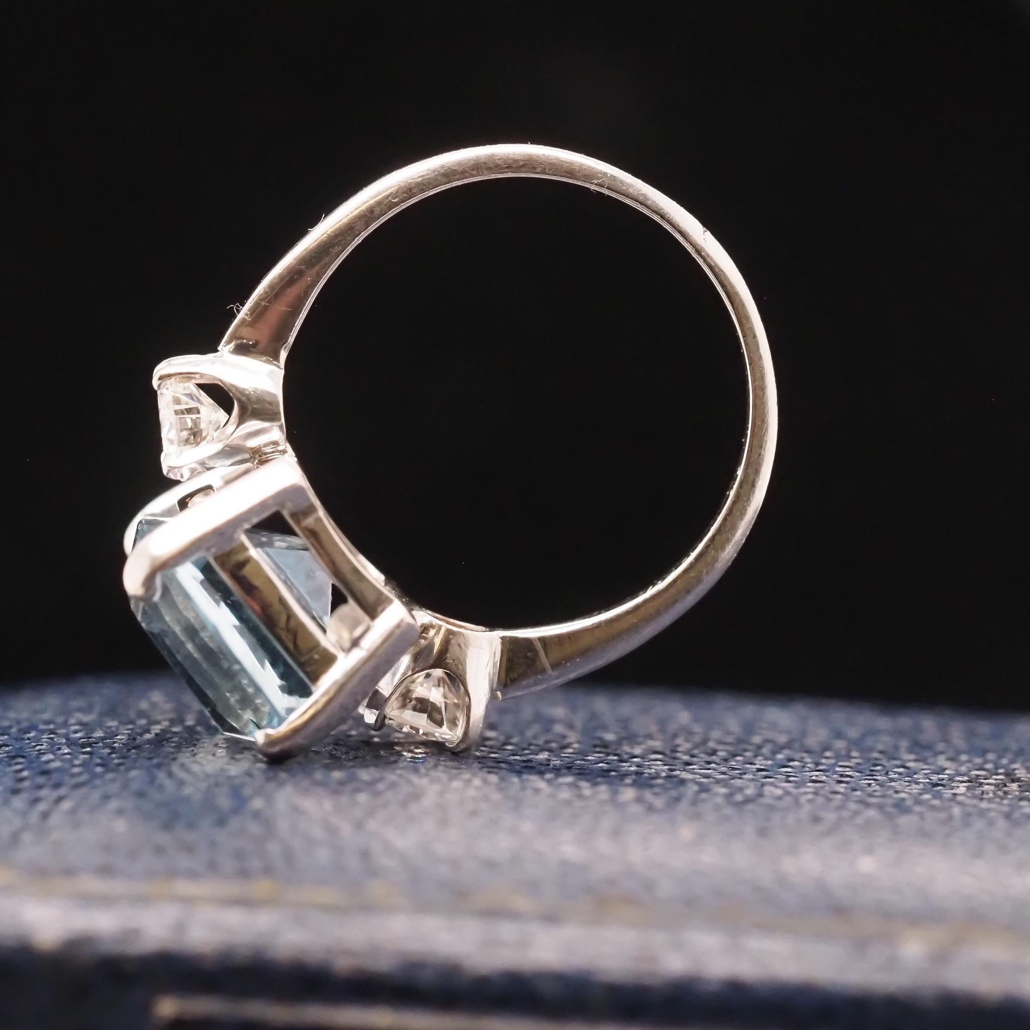 14K White Gold Aquamarine and Diamond 3 Stone Ring In Good Condition For Sale In Atlanta, GA