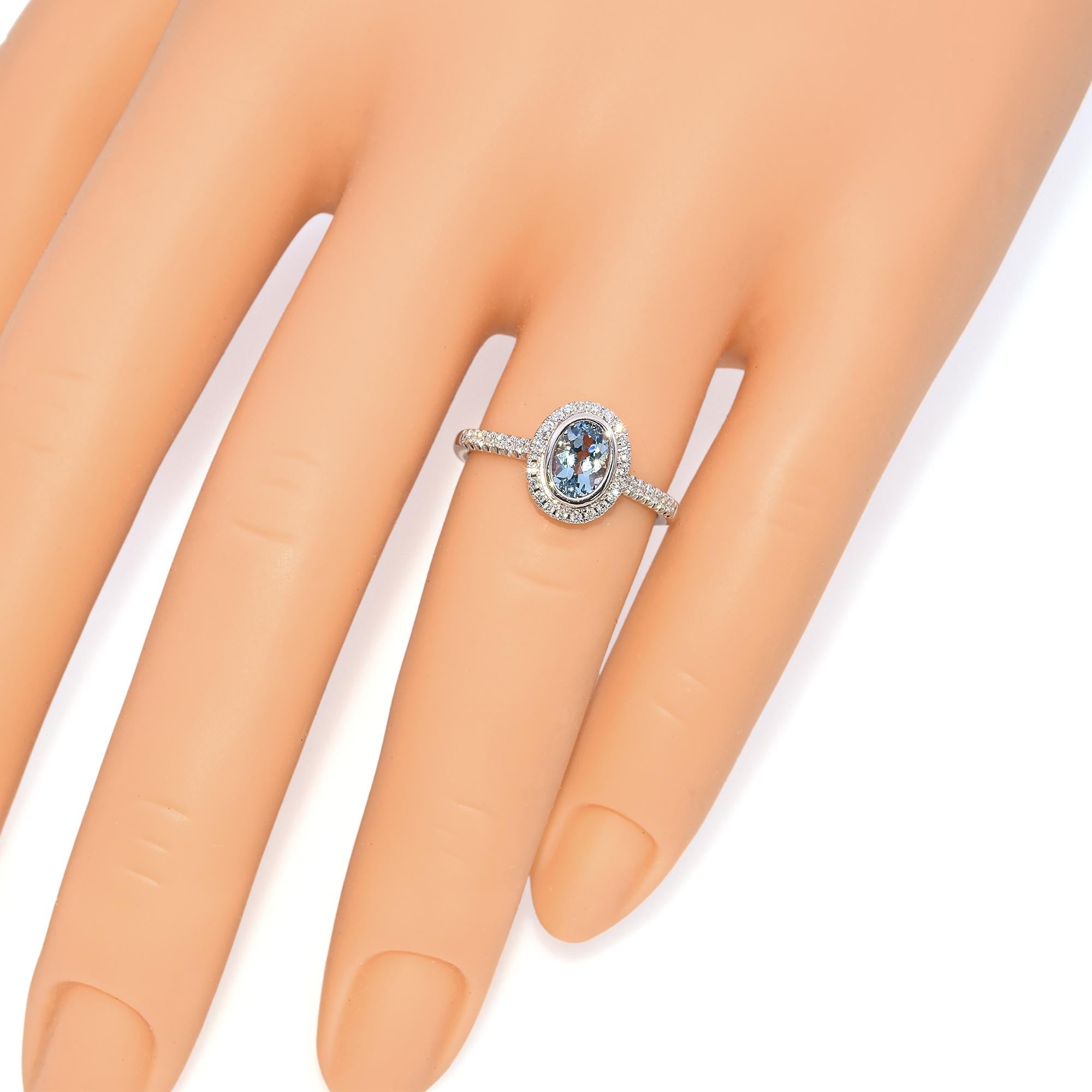 Taglio ovale Anello aureola con acquamarina e diamante in oro bianco 14k in vendita