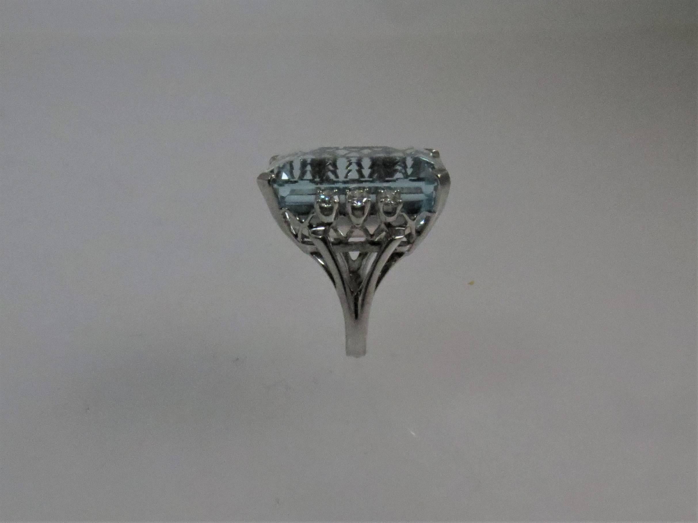 Contemporaneo Anello con acquamarina e diamante in oro bianco 14 carati in vendita
