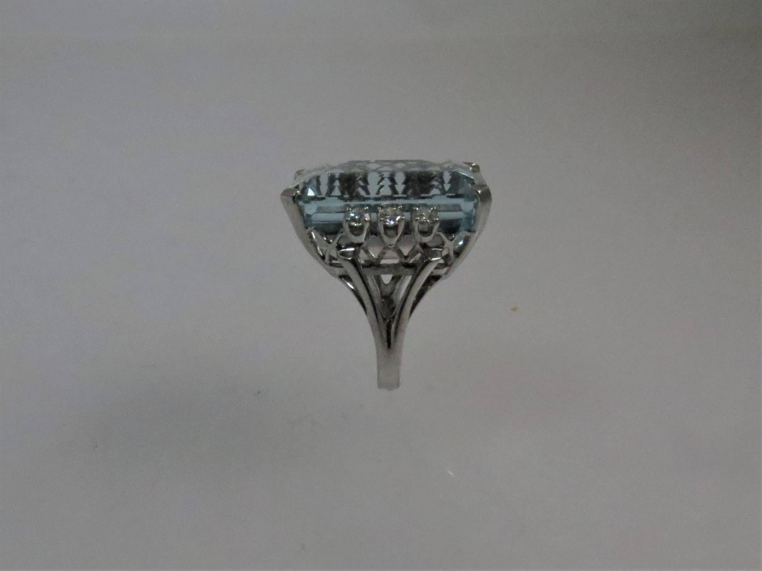 Contemporary 14 Karat White Gold Aquamarine and Diamond Ring For Sale